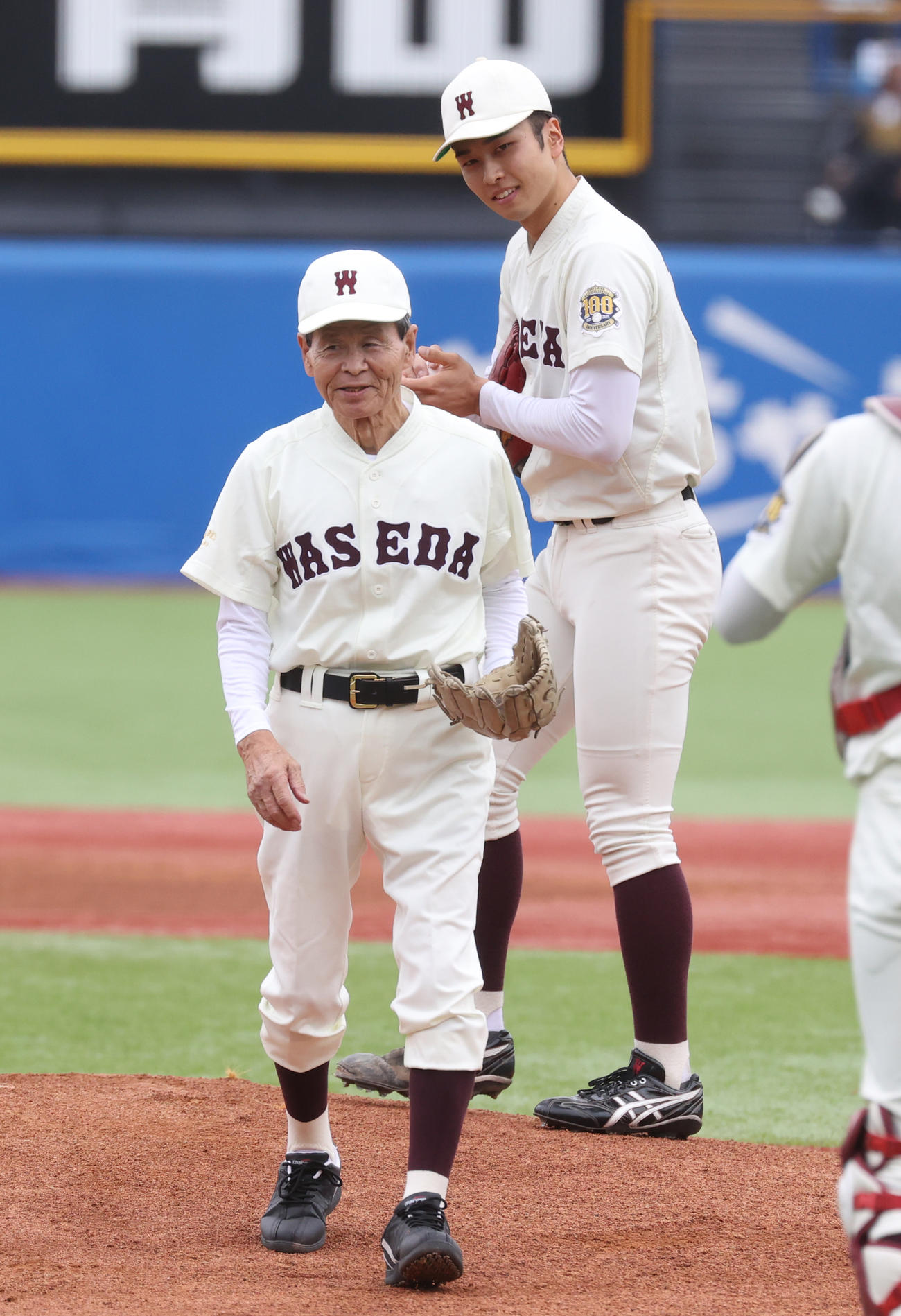 慶大対早大、始球式を務めた早大OBの八木沢荘六氏（手前）と早大・高橋煌（撮影・柴田隆二）