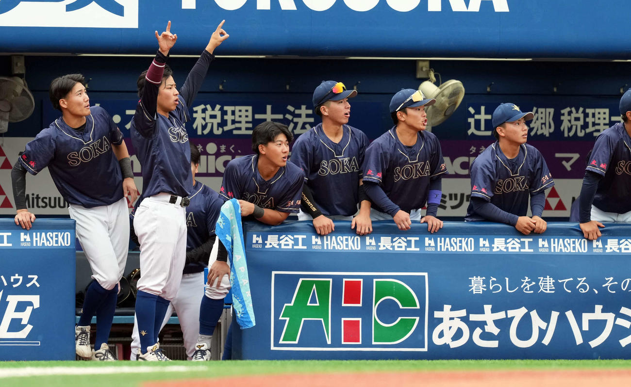 創価大対千葉経大　2回表創価大1死二塁、鈴木太蔵の先制2点本塁打に盛り上がる立石（左から3人目）らナイン（撮影・たえ見朱実）