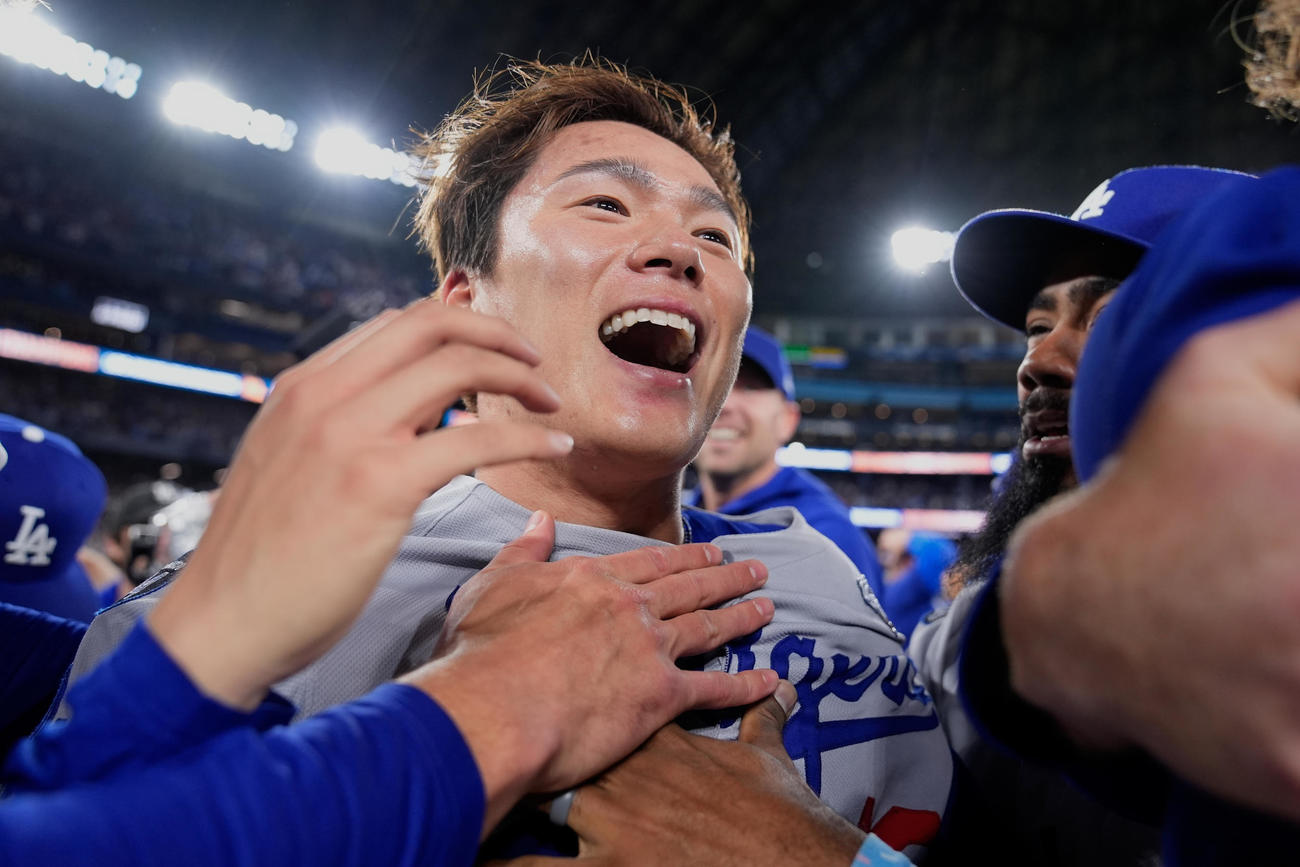 ワールドシリーズ連覇の優勝投手となり祝福を受ける山本由伸（AP）