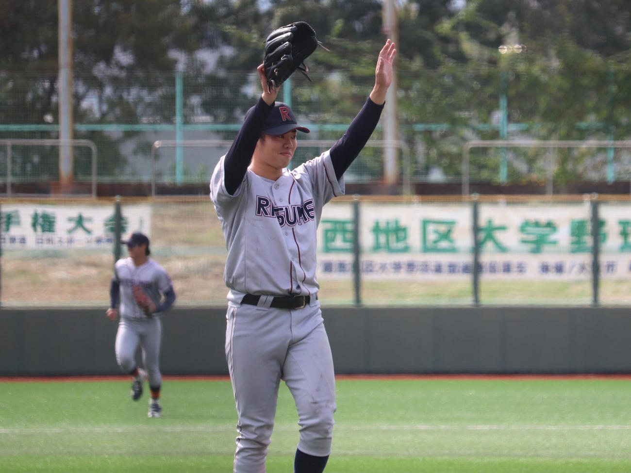 関西地区大学野球選手権　敗者復活戦　立命大対大産大　完投勝利を果たし、両手を上げて喜ぶ立命大の遠藤（撮影・中島麗）