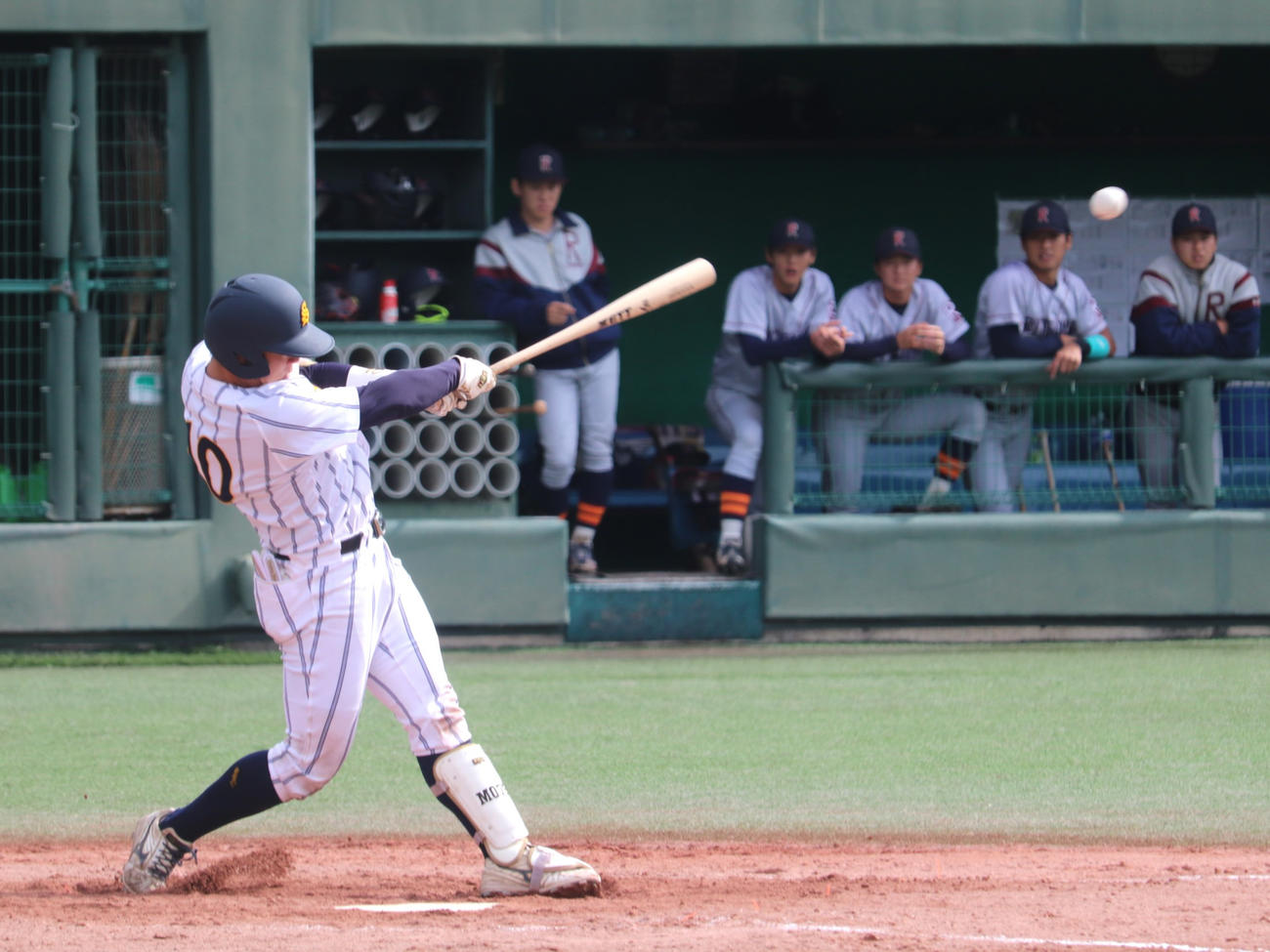 関西地区大学野球選手権　敗者復活戦　立命大対大産大　ファウルで食らいついた大産大の4番小出（撮影・中島麗）