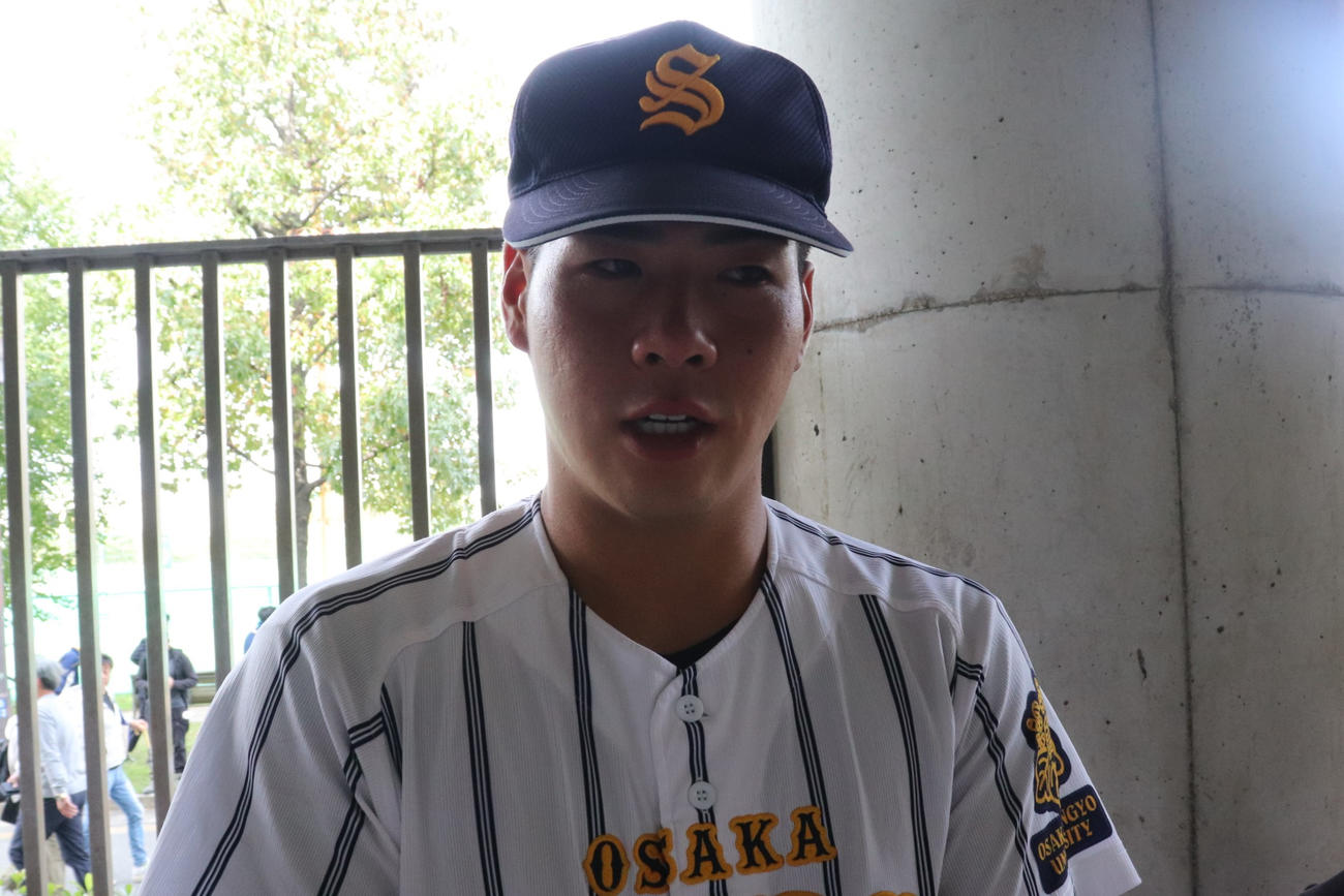 関西地区大学野球選手権　敗者復活戦　立命大対大産大　試合に敗れ、大学野球最後の公式戦となり目を赤らめた大産大の小出