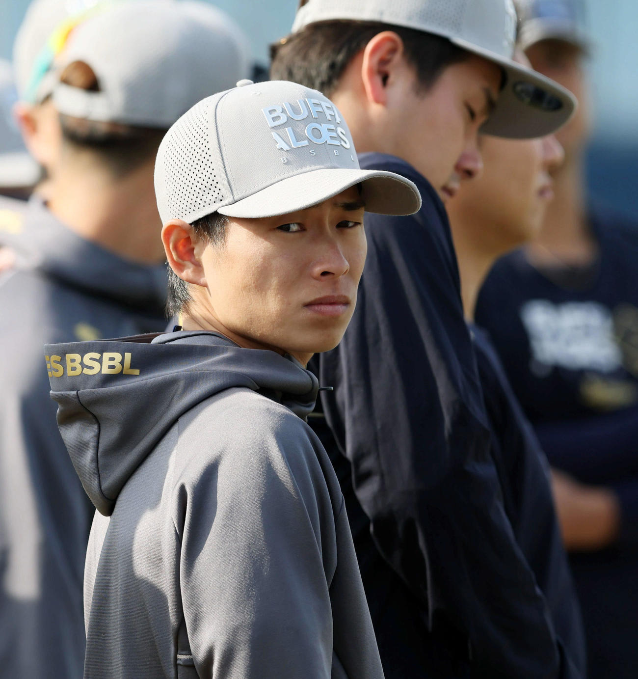 秋季練習でミーティングを行うオリックス山岡（撮影・加藤哉）