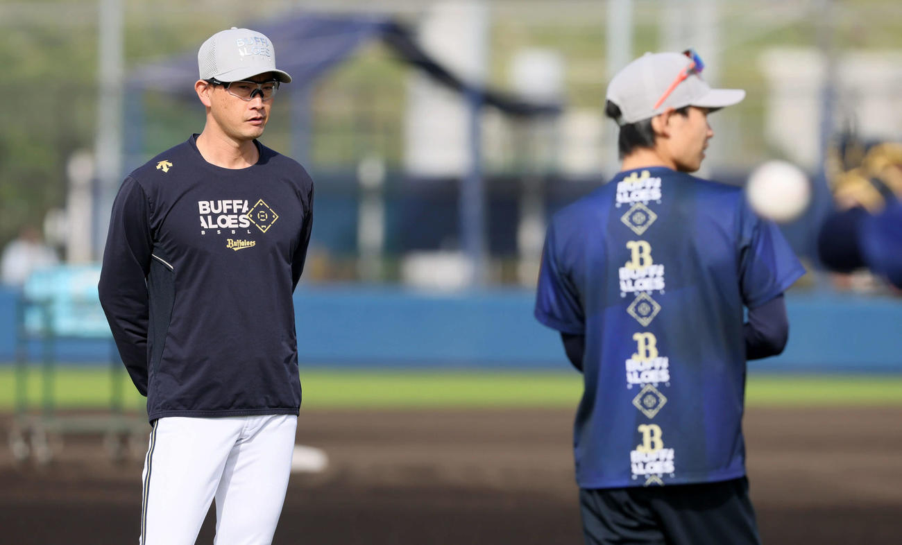 山岡（右）と言葉をかわすオリックス岸田監督（撮影・加藤哉）