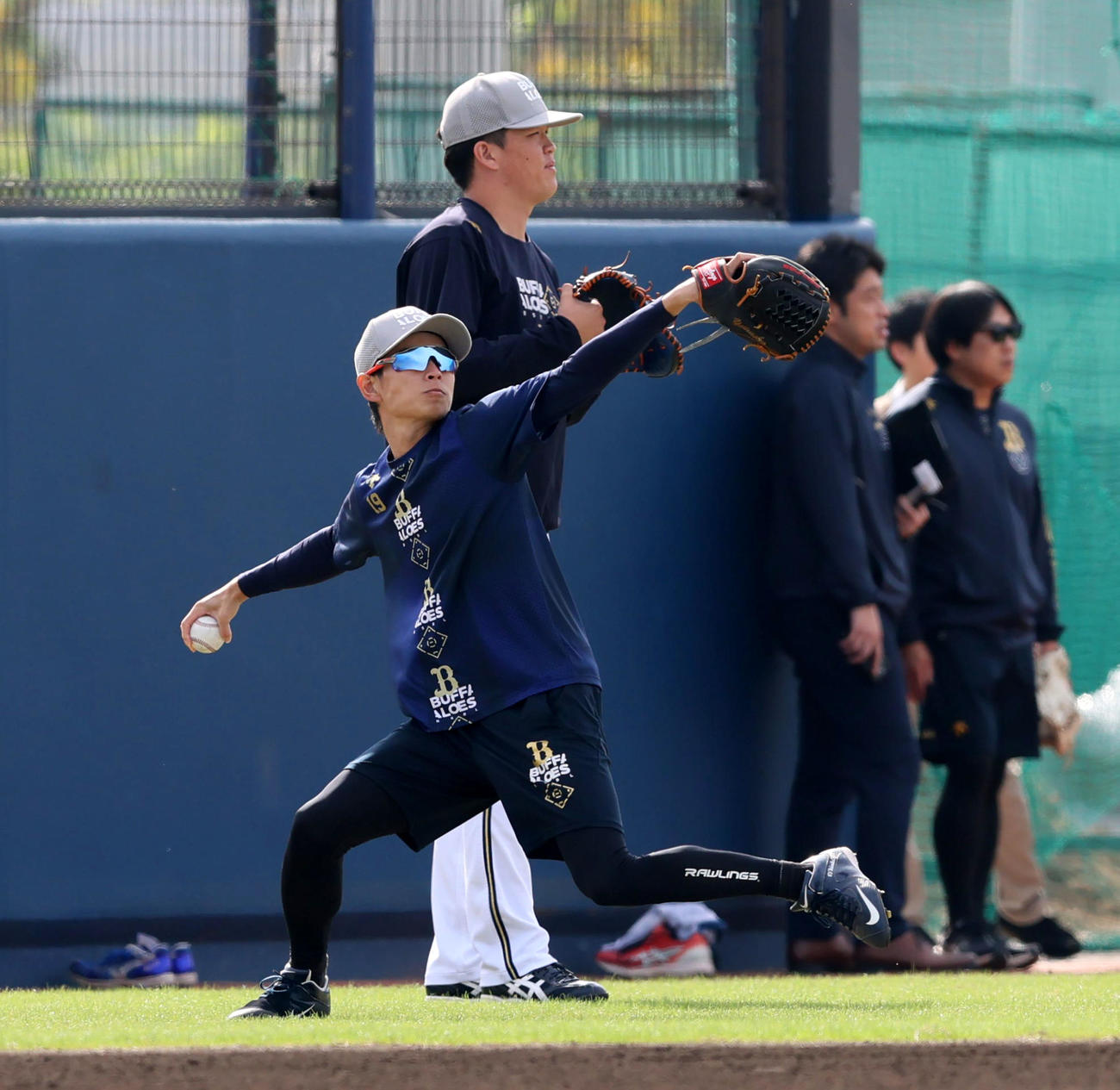 秋季練習でキャッチボールするオリックス山岡（撮影・加藤哉）