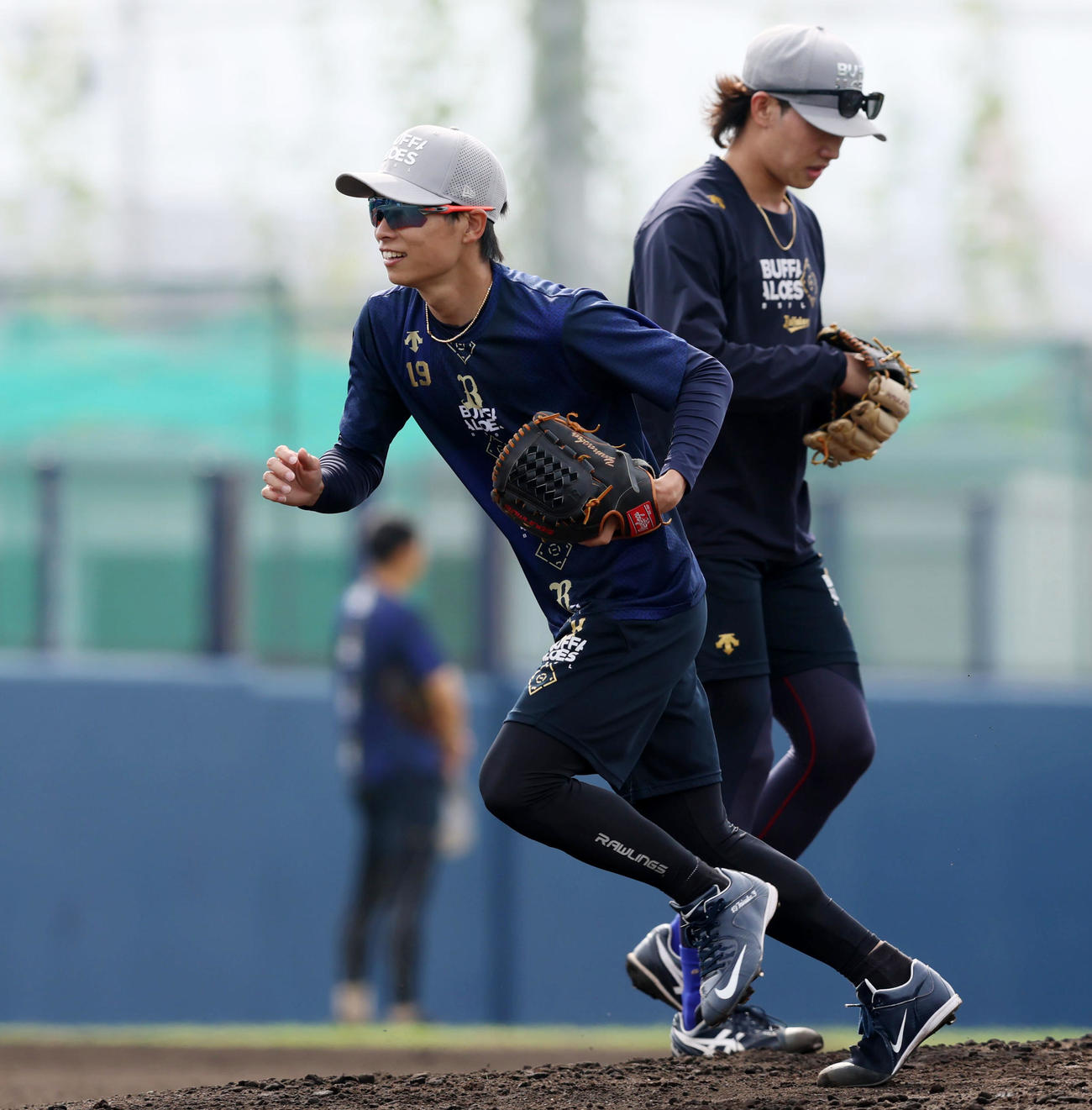 秋季練習でゴロ捕球のためマウンドから駆け出するオリックス山岡（撮影・加藤哉）