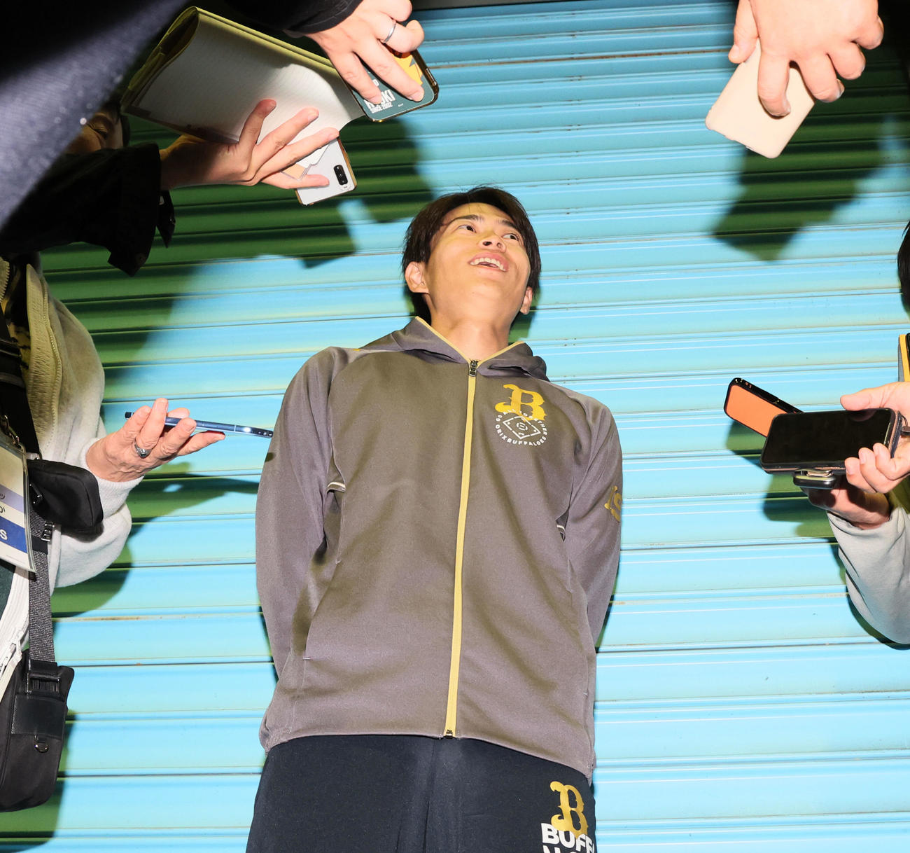 練習を終え記者の質問に答えるオリックス山岡（撮影・加藤哉）