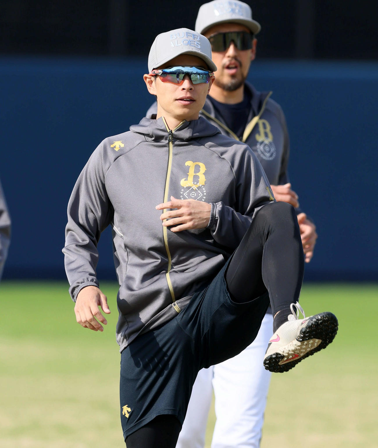 秋季練習でウオーミングアップするオリックス山岡（撮影・加藤哉）