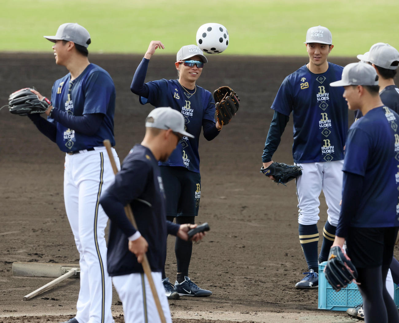 秋季練習に参加しているオリックス山岡はマウンドで大型のサイコロを投げる。左は山下、右は田嶋（撮影・加藤哉）