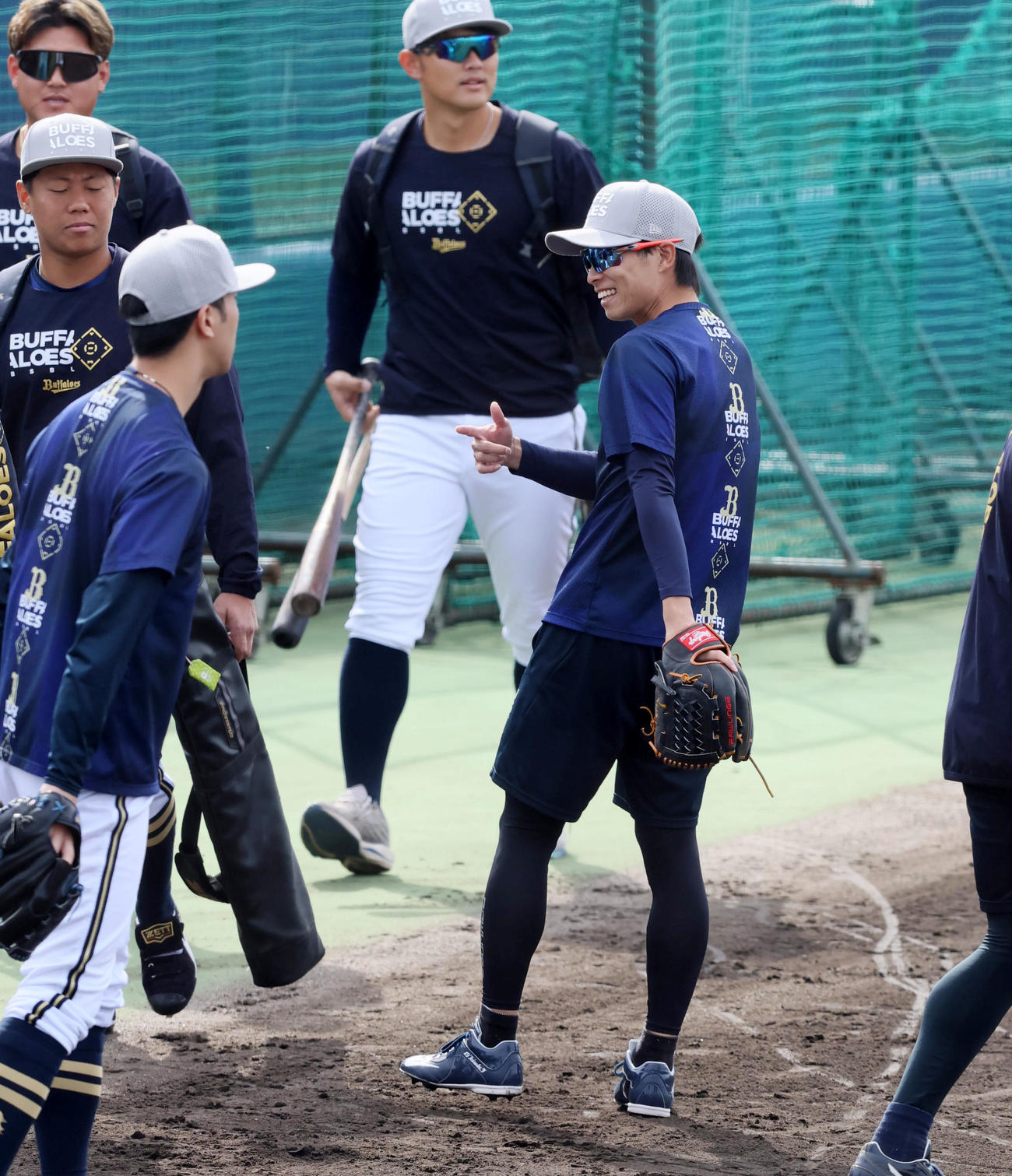 秋季練習でノックを受けるオリックス山岡はナインと談笑（撮影・加藤哉）