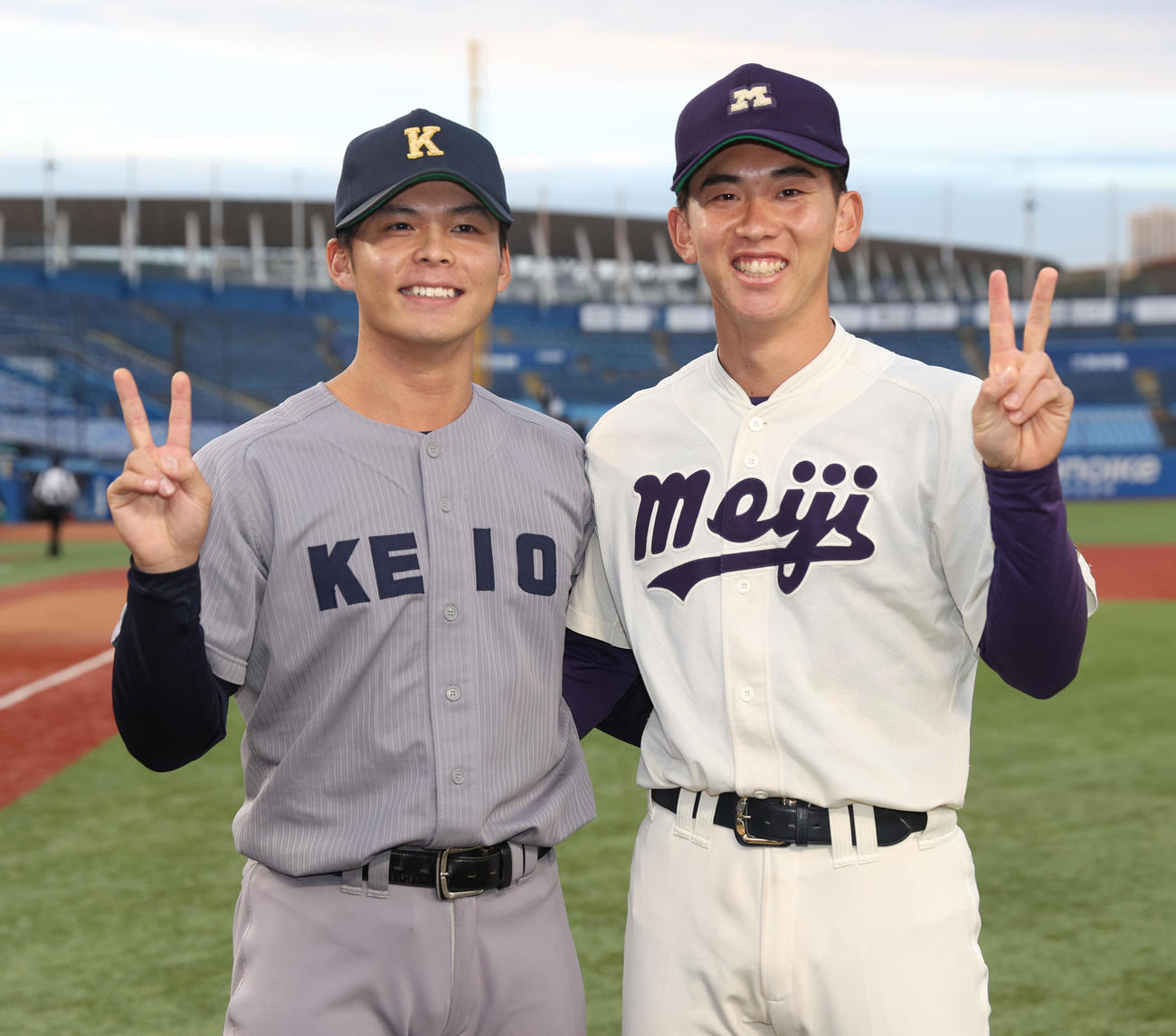 早慶戦の後、慶大・外丸（左）と明大・小島は記念撮影に納まる（撮影・柴田隆二）