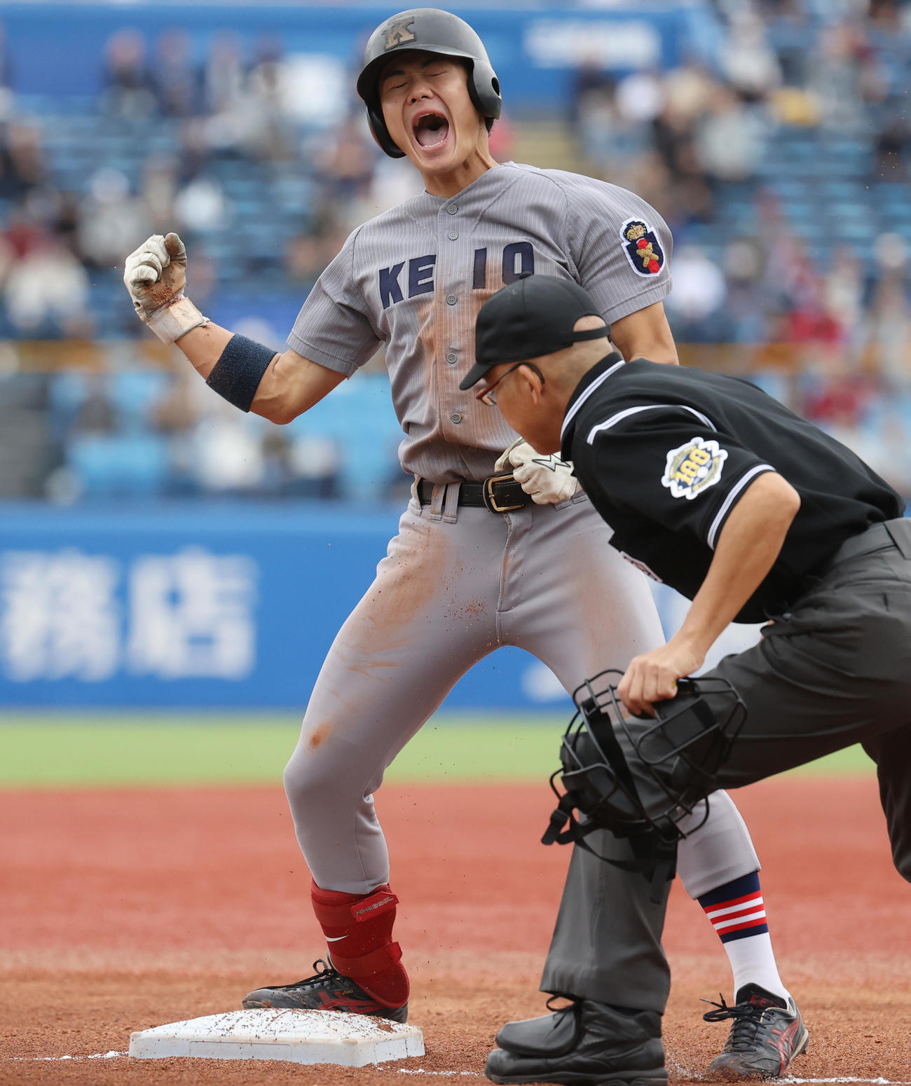 慶大対早大、1回表慶大2死、今津は左越えに三塁打を放ちガッツポーズする（撮影・柴田隆二）