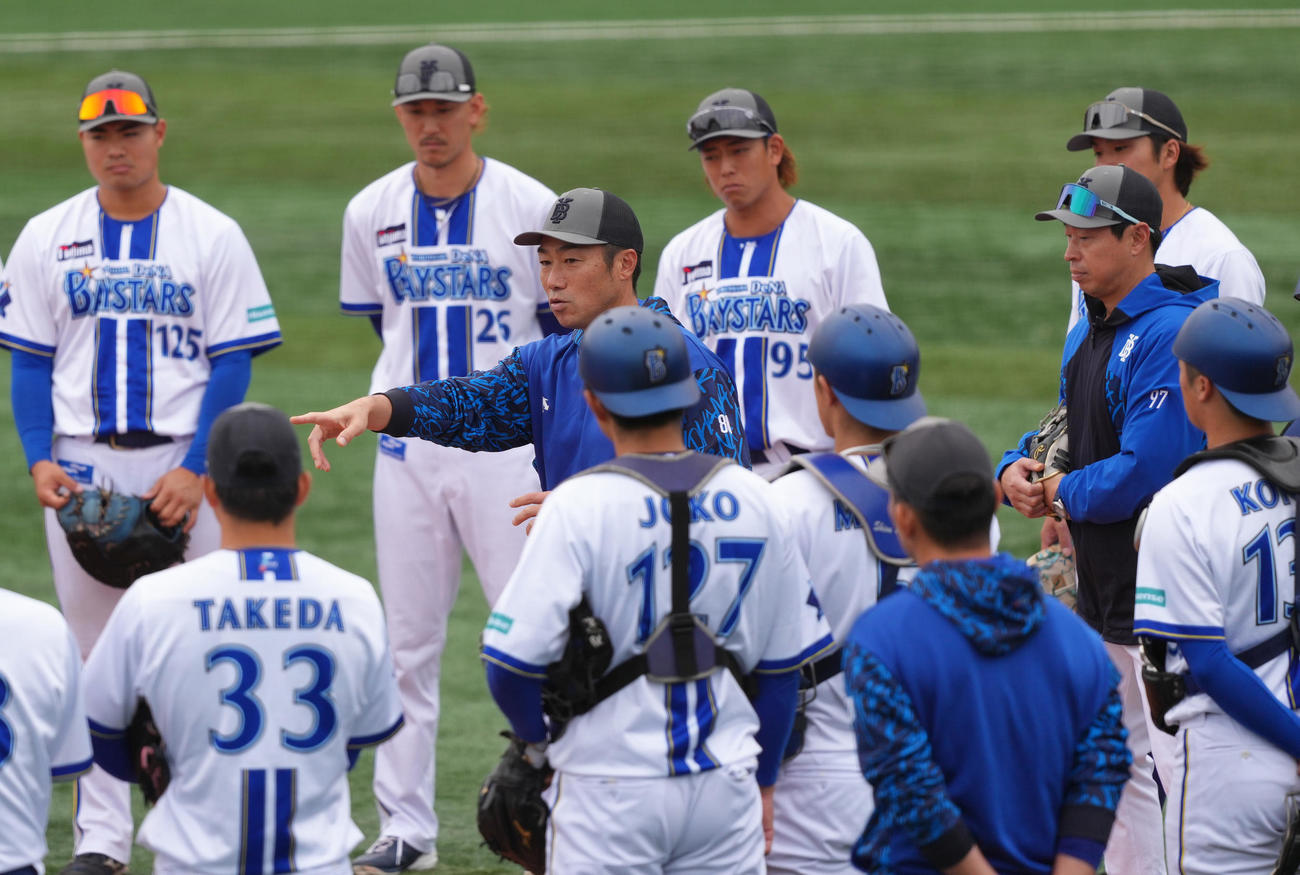 練習中、選手らを前に話すDeNA相川監督（中央）（撮影・足立雅史）