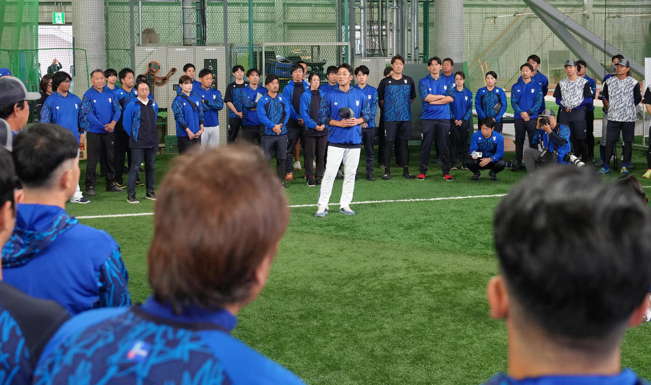 練習前、選手、スタッフを前に話すDeNA相川監督（中央）（撮影・足立雅史）