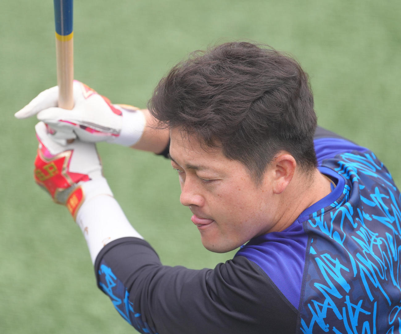 打撃練習に臨むDeNA牧（撮影・足立雅史）