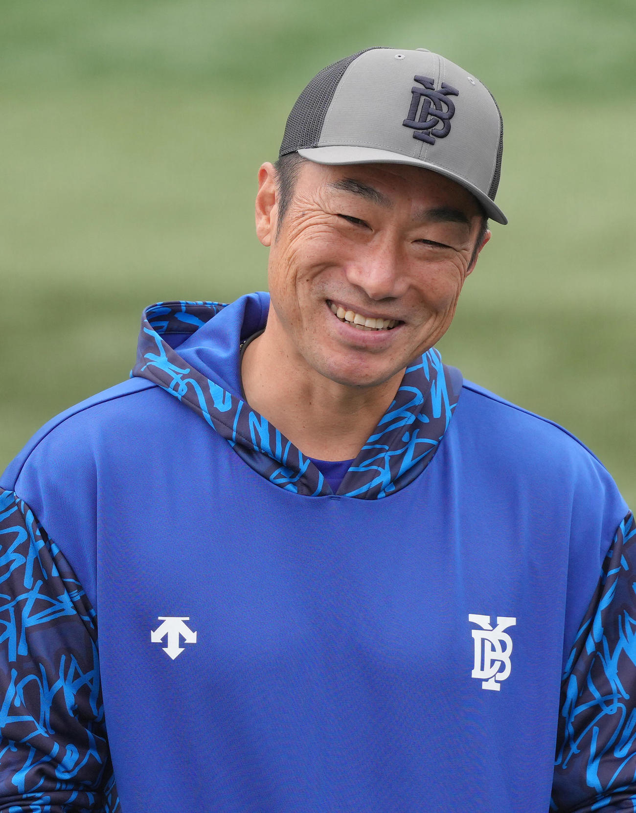 練習中、笑顔を見せるDeNA相川監督（撮影・足立雅史）