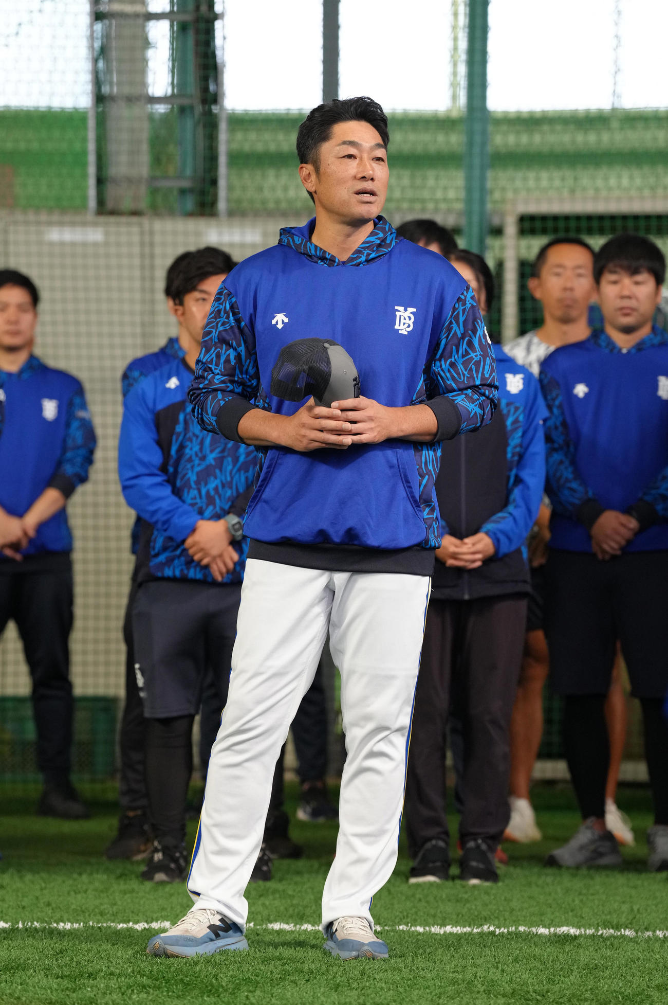 練習前、選手、スタッフを前に話すDeNA相川監督（撮影・足立雅史）