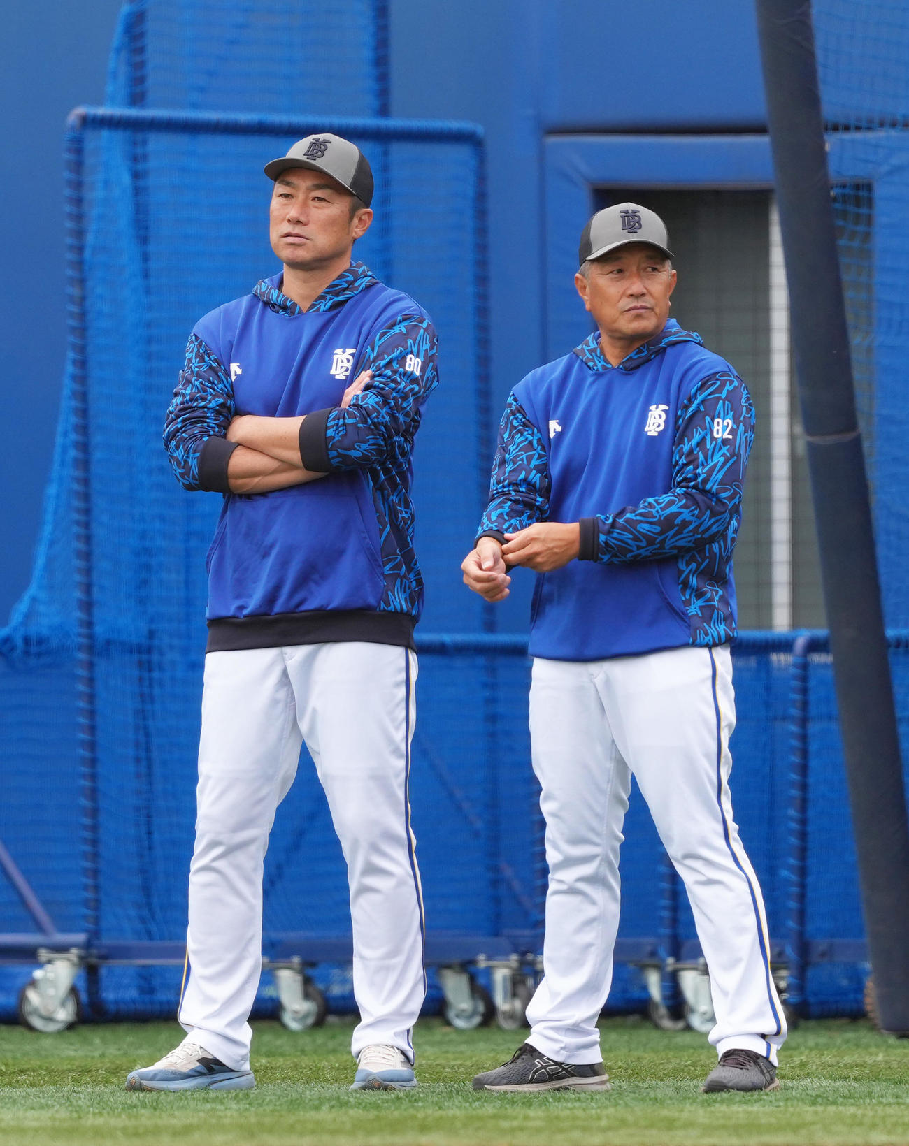 DeNA練習　練習を見つめるDeNA相川監督（左）（撮影・足立雅史）