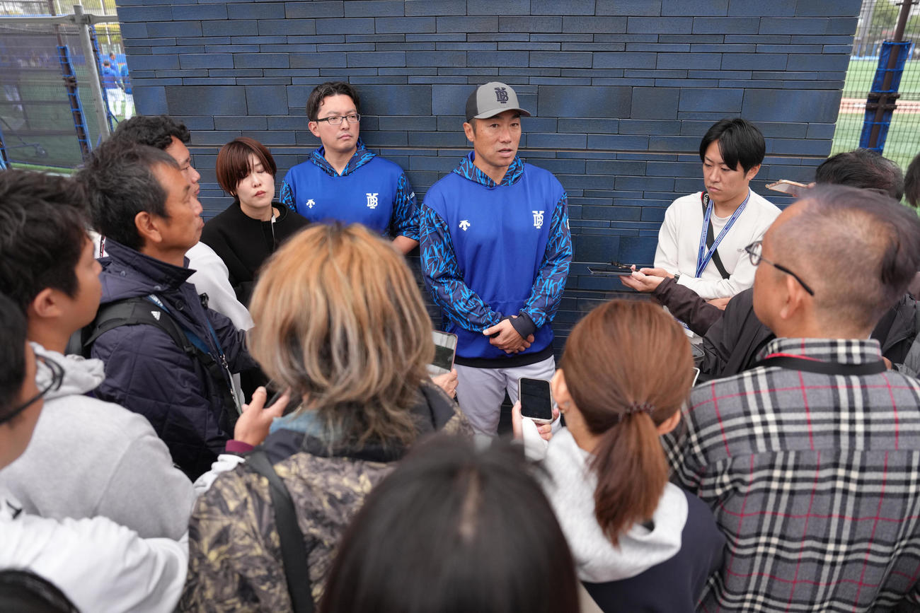 練習後、取材を受けるDeNA相川監督（撮影・足立雅史）