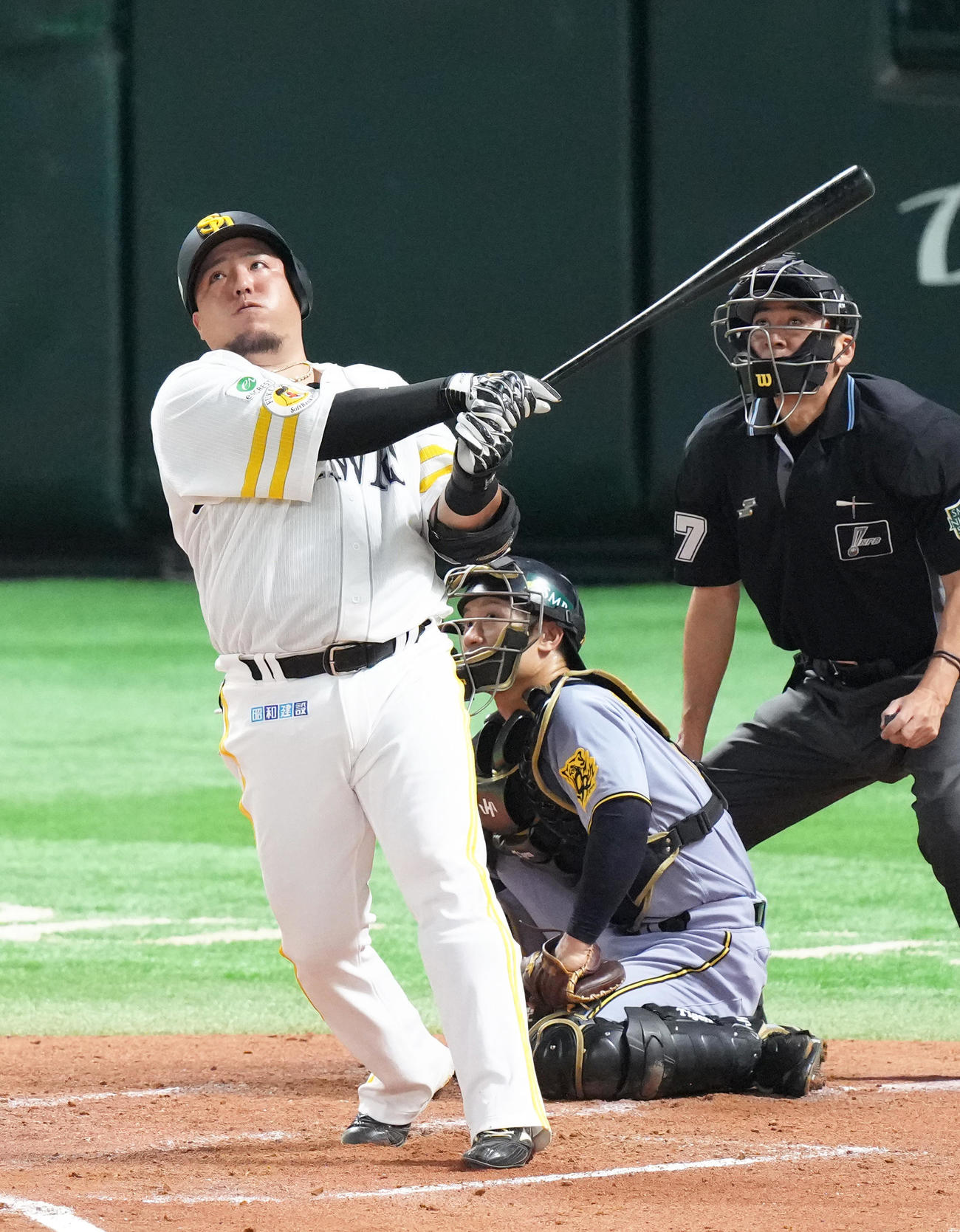 阪神戦で3点本塁打を放つソフトバンク山川穂高（2025年10月26日撮影）