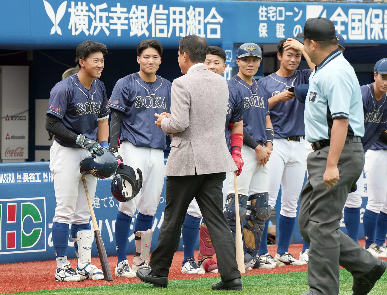 原氏から声をかけられる創価大・立石（左端）（撮影・たえ見朱実）
