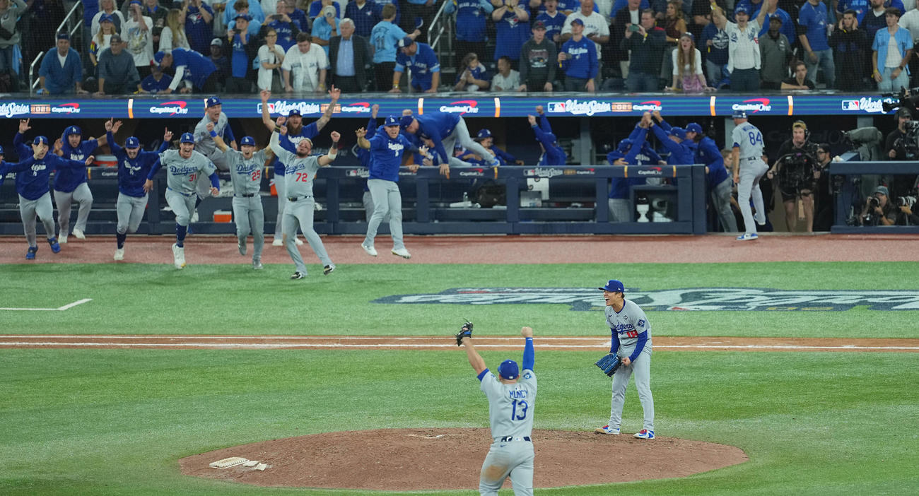 ワールドシリーズ第7戦　世界一を決め、マウンドで雄たけびを上げるドジャース山本（撮影・菅敏）