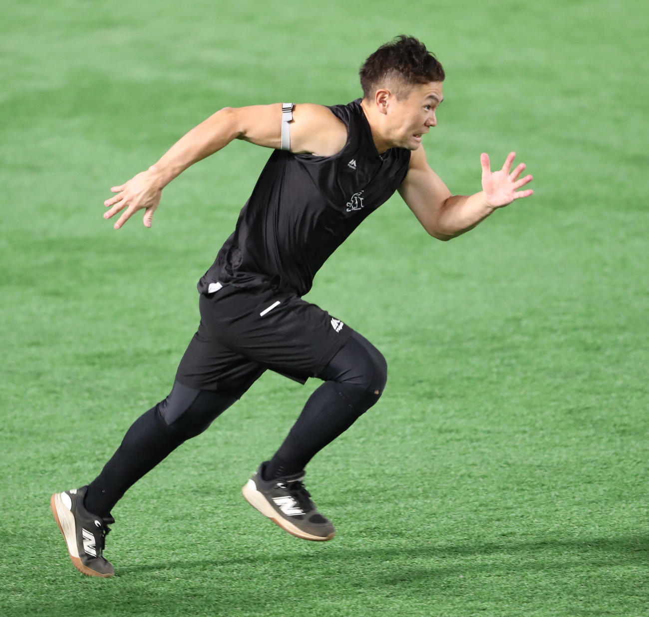 ダッシュする中村晃（2025年10月撮影）
