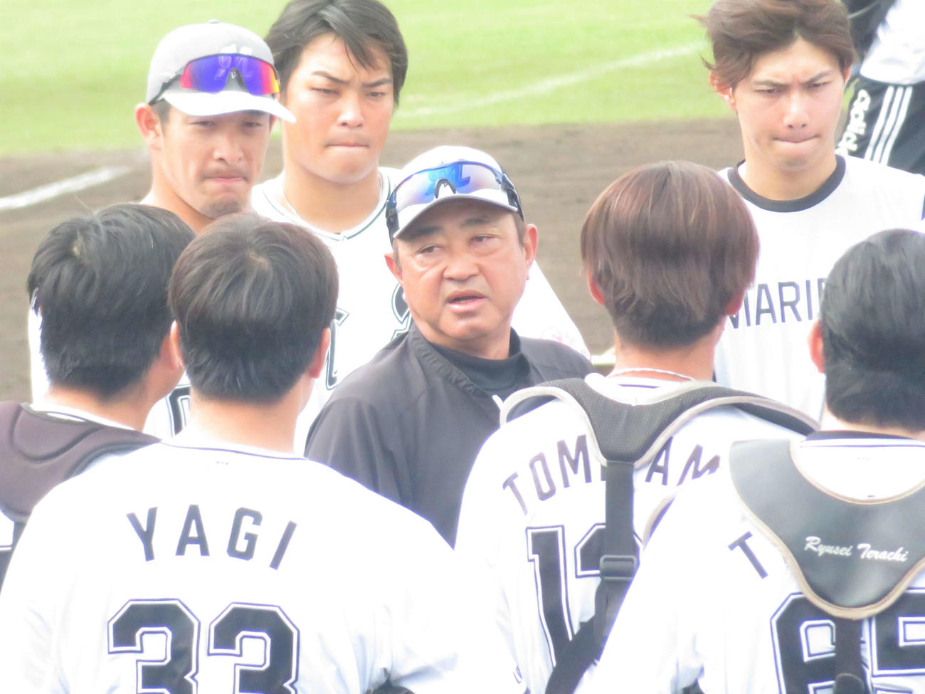 走塁練習後、指導をする松山1軍チーフ内野守備走塁コーチ（撮影・星夏穂）