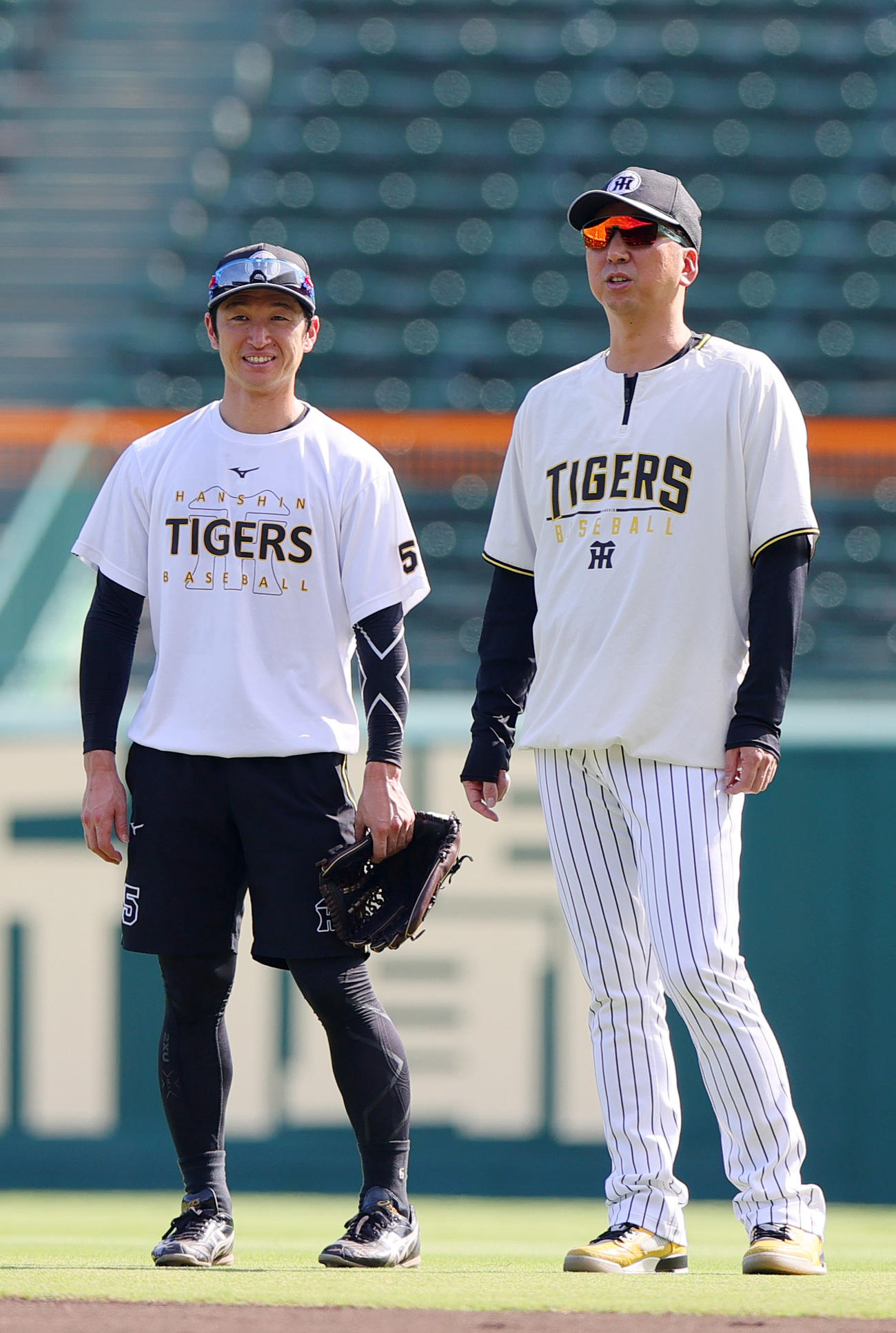 9月9日、阪神対DeNA　試合前の練習で阪神藤川監督（右）と話す近本