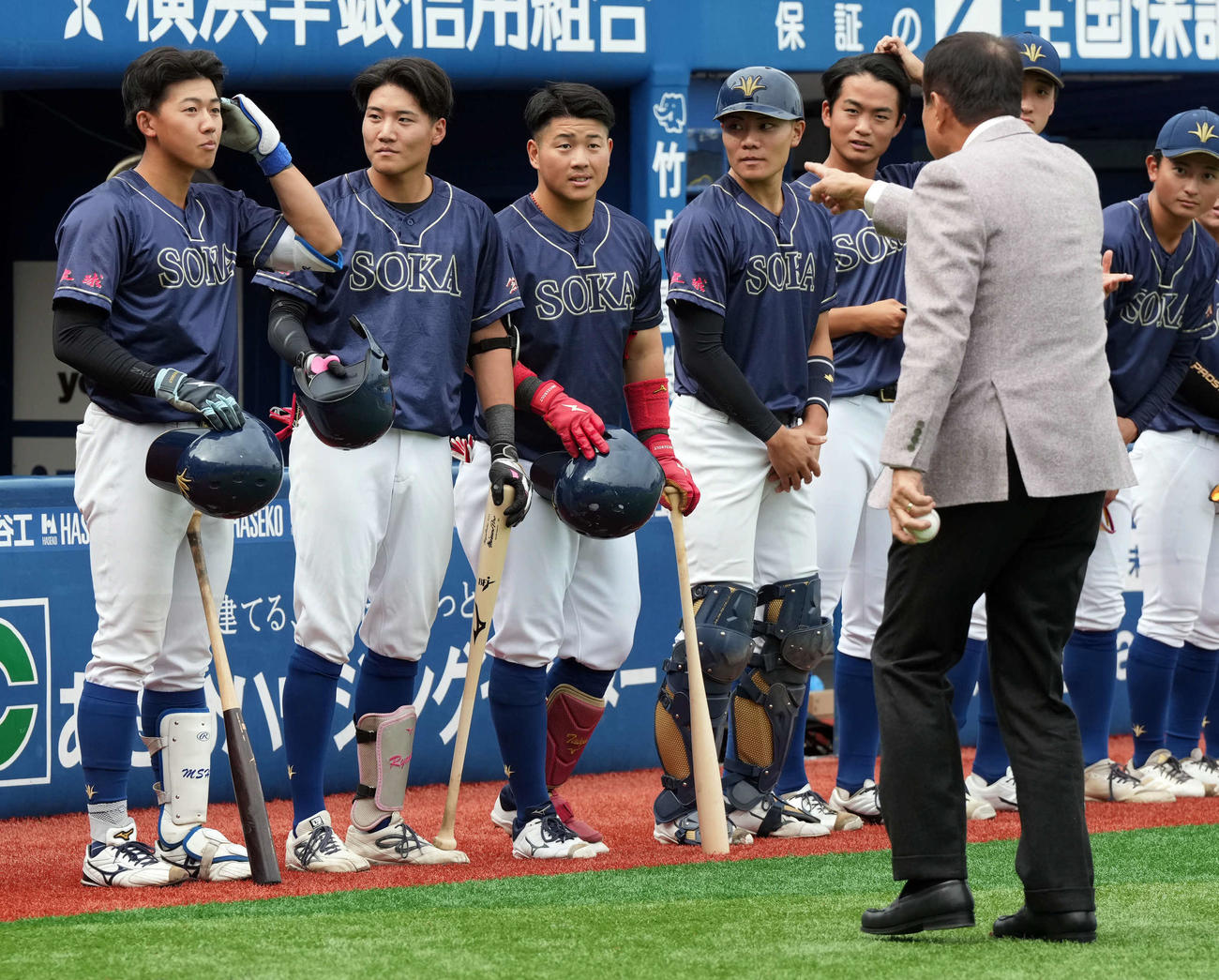 始球式を務めた原辰徳氏に声をかけらる創価大・立石（左端）（撮影・たえ見朱実）