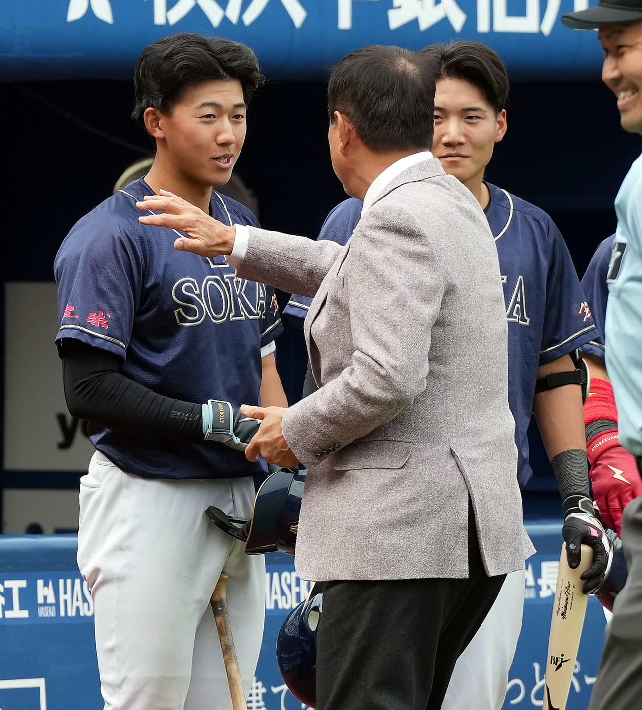 始球式を務めた原辰徳氏に声をかけらる創価大・立石（左）（撮影・たえ見朱実）