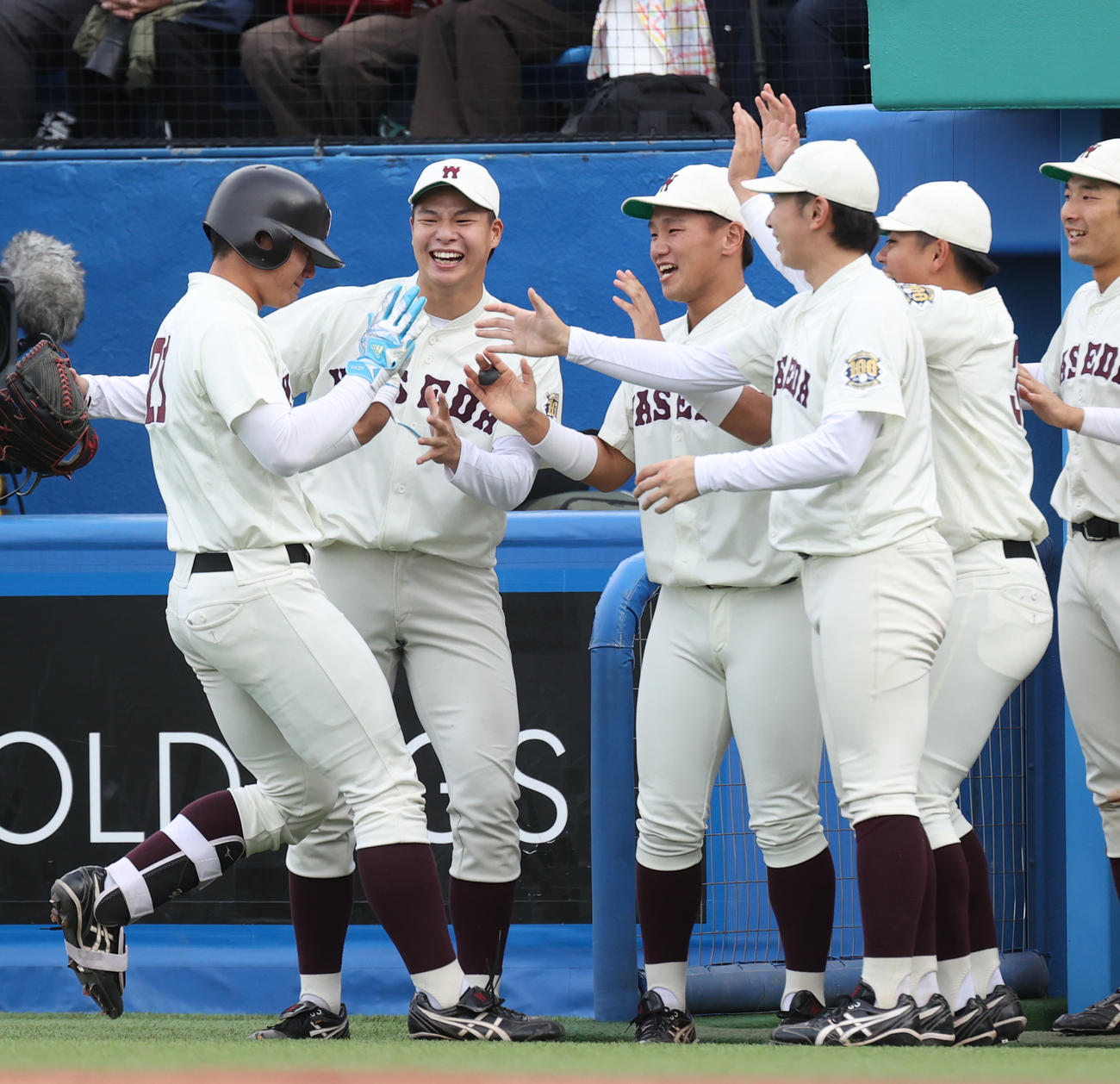 慶大対早大　8回裏早大2死、代打・清宮（左端）は右前安打を放ち涙を浮かべながら田和（左から2人目）、1人置いて伊藤樹らナインの出迎えを受ける（撮影・柴田隆二）