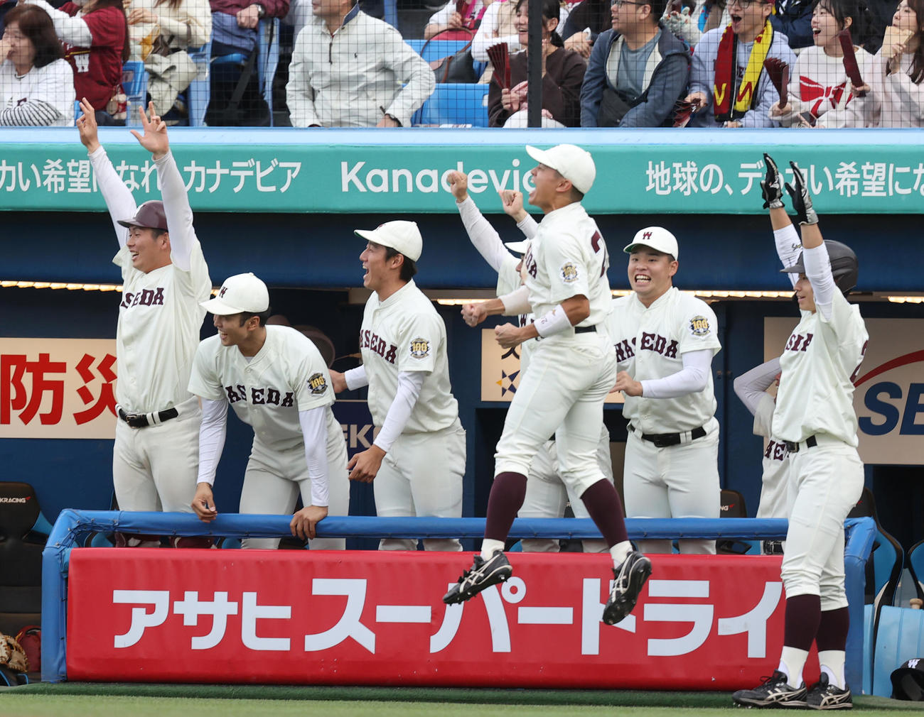 慶大対早大　8回裏早大2死、代打・清宮の右前安打に喜ぶ早大ナイン（撮影・柴田隆二）