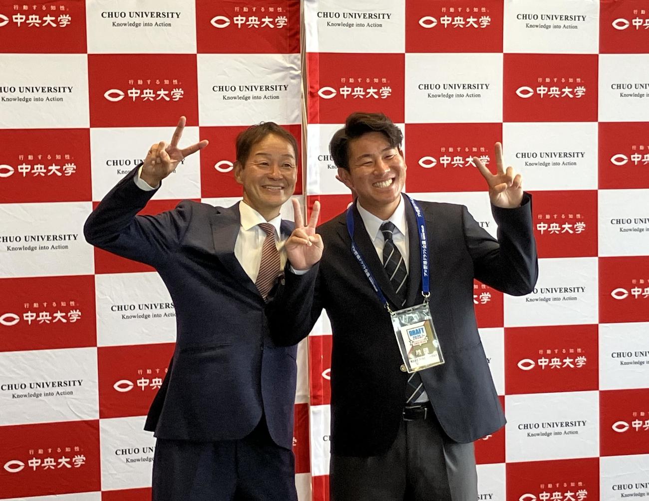 指名あいさつを終えピースをしながら笑顔を見せる、部坂アマスカウト（左）と中大・繁永（撮影・北村健龍）