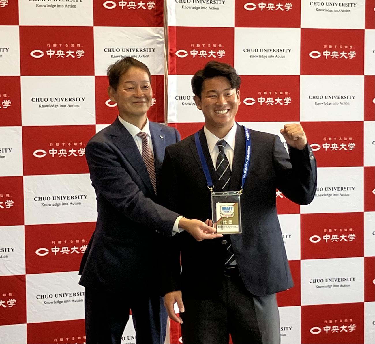 指名あいさつを終えピースをしながら笑顔を見せる、左から部坂俊之アマスカウト、中大・繁永晟（撮影・北村健龍）