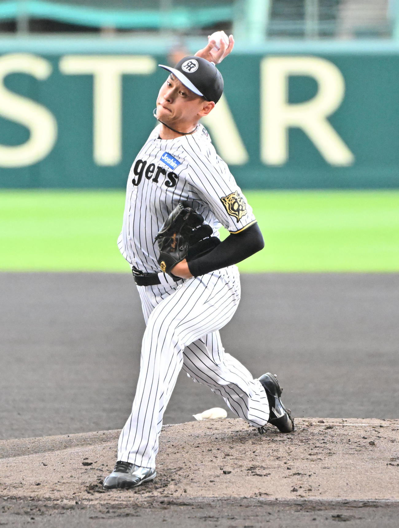 シート打撃で投球する阪神早川太貴（2025年10月撮影）