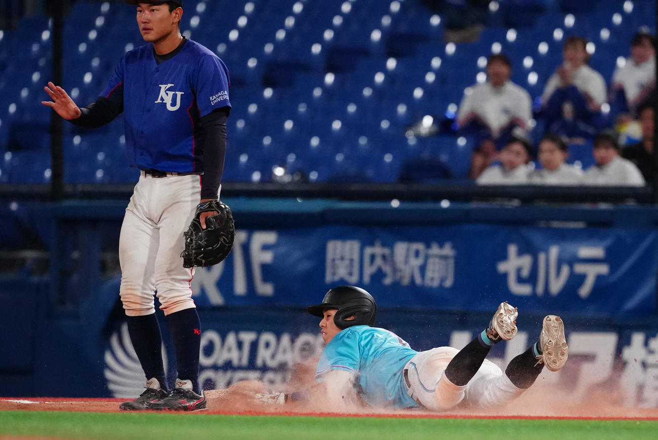筑波大対神奈川大　9回表筑波大2死、相手失策で一塁にヘッドスライディングする岡城（撮影・鈴木みどり）