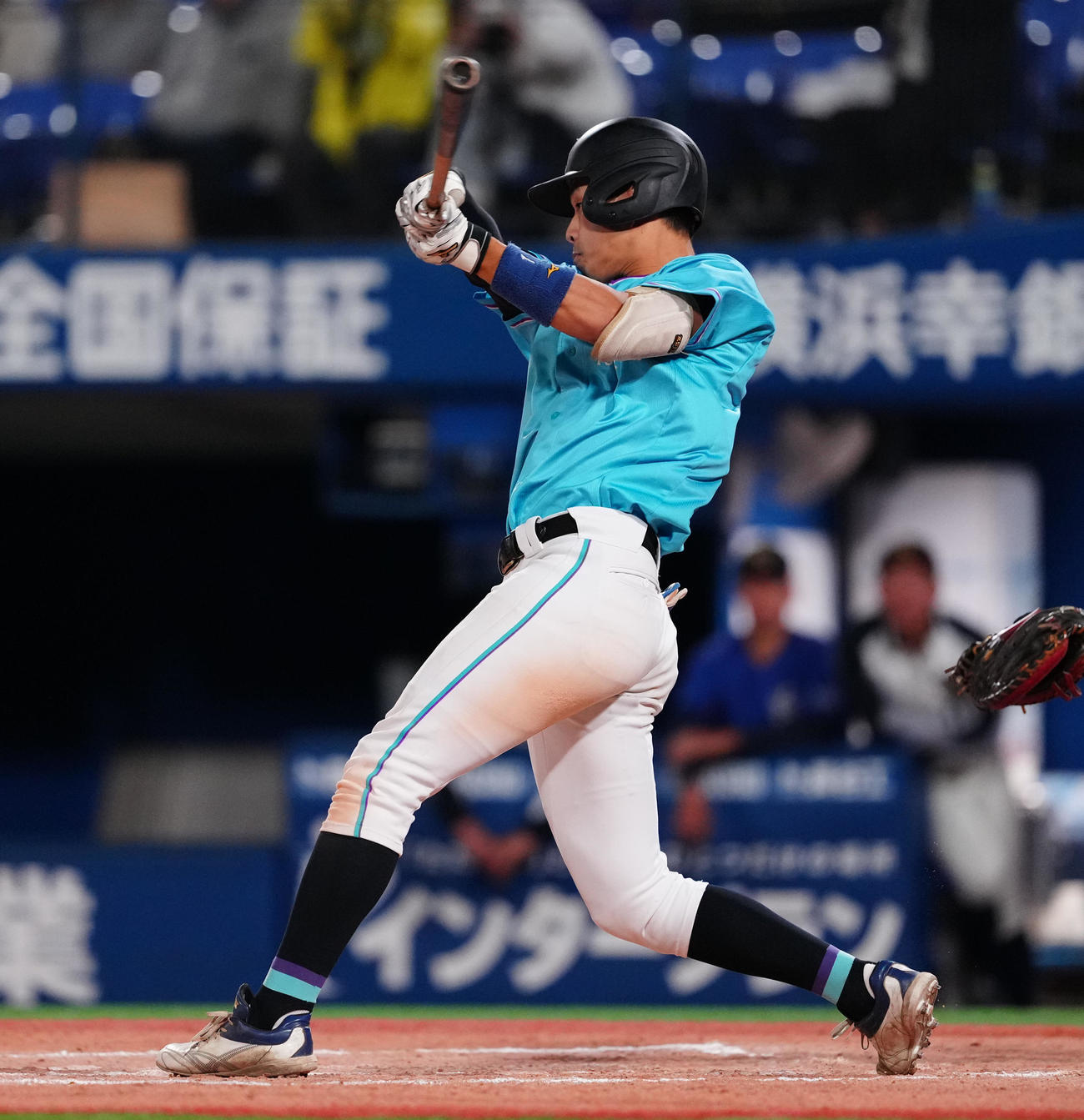 筑波大対神奈川大　7回表筑波大2死一塁、内野安打を放つ岡城（撮影・鈴木みどり）