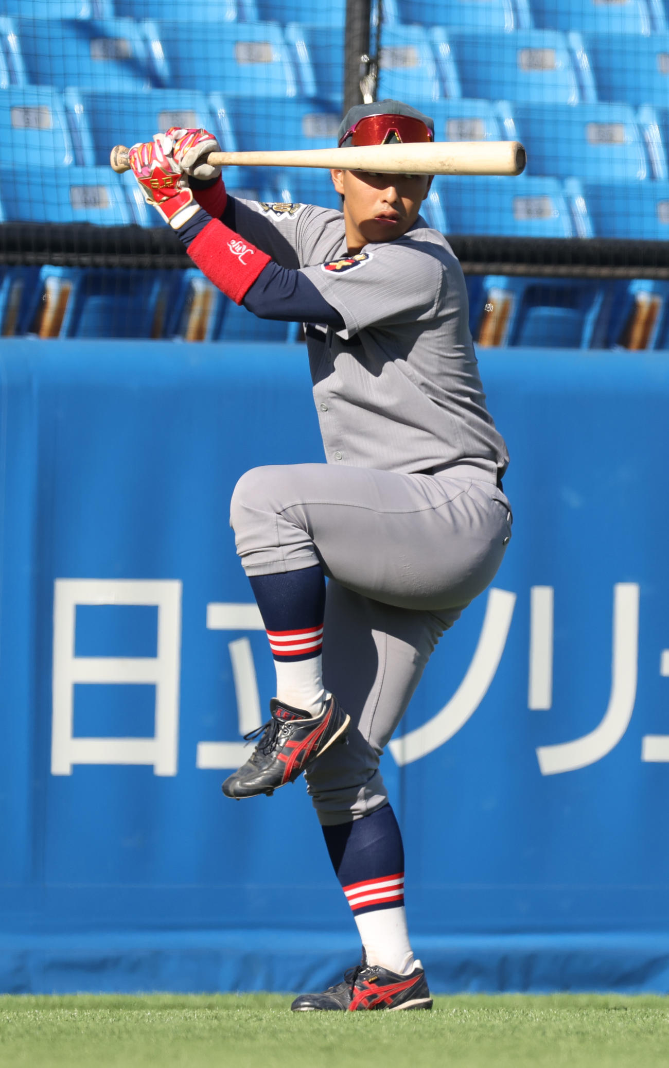 慶大対法大　試合前、素振りする慶大・清原内野手（撮影・柴田隆二）