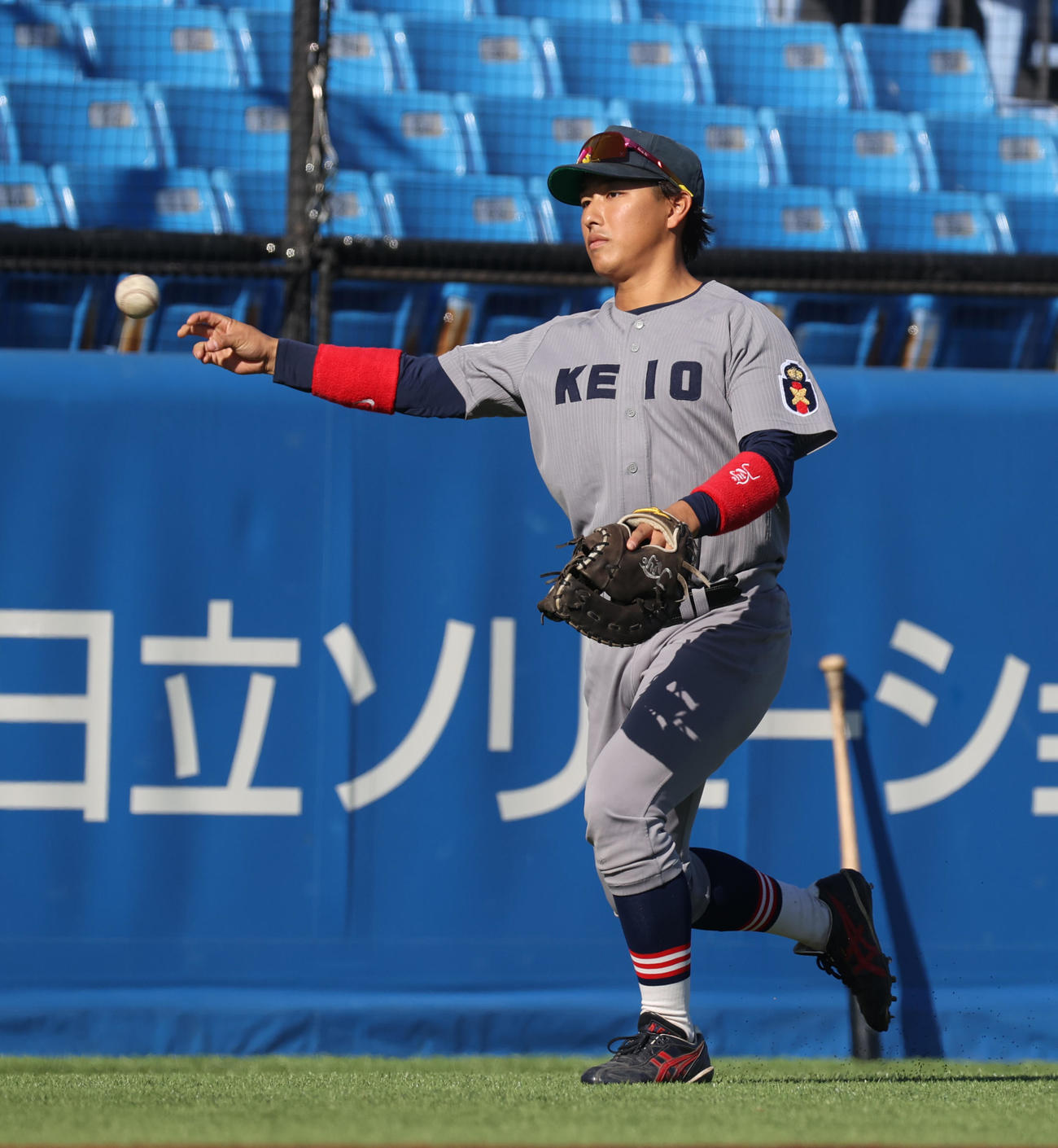 慶大対法大　試合前、練習する慶大・清原内野手（撮影・柴田隆二）