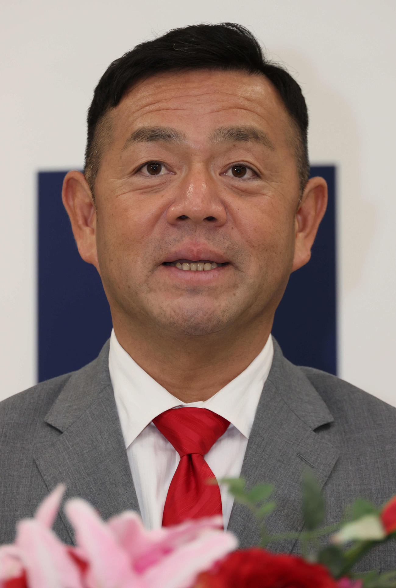就任会見する石井投手コーチ（撮影・加藤孝規）