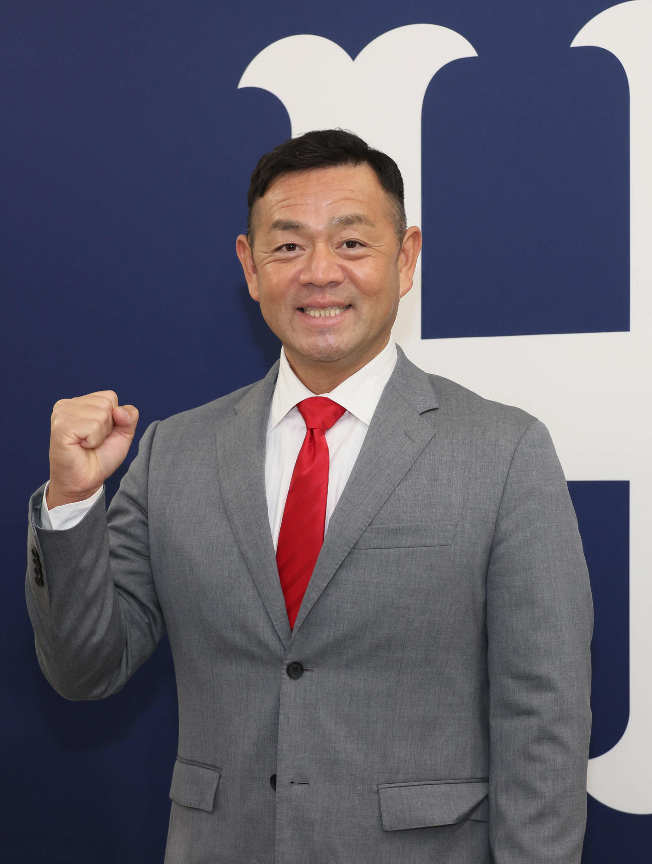 就任会見後、ポーズを決める石井投手コーチ（撮影・加藤孝規）