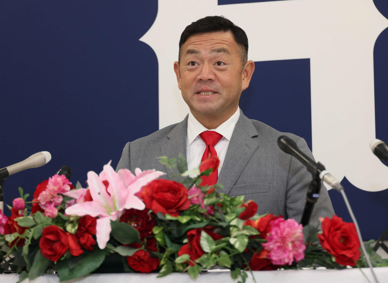 就任会見する石井投手コーチ（撮影・加藤孝規）