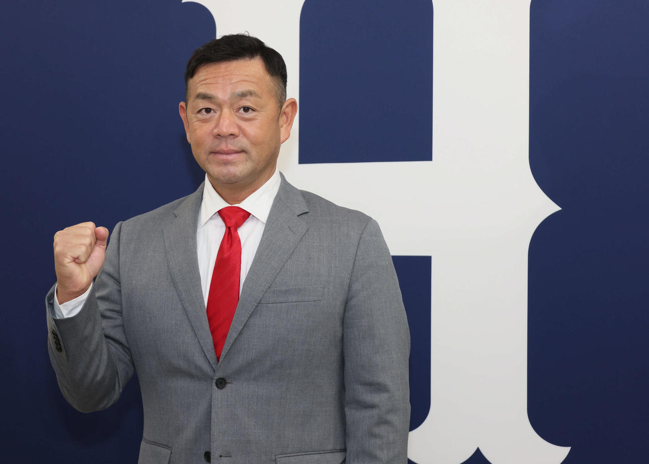 就任会見後、ポーズを決める石井投手コーチ（撮影・加藤孝規）
