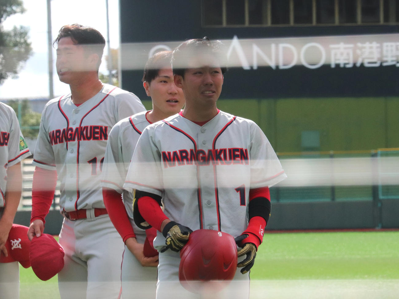 奈良学園大対立命大　無念の神宮大会初出場を逃し、整列時に悔しい表情を浮かべた奈良学園大の主将・本間悠（撮影・中島麗）