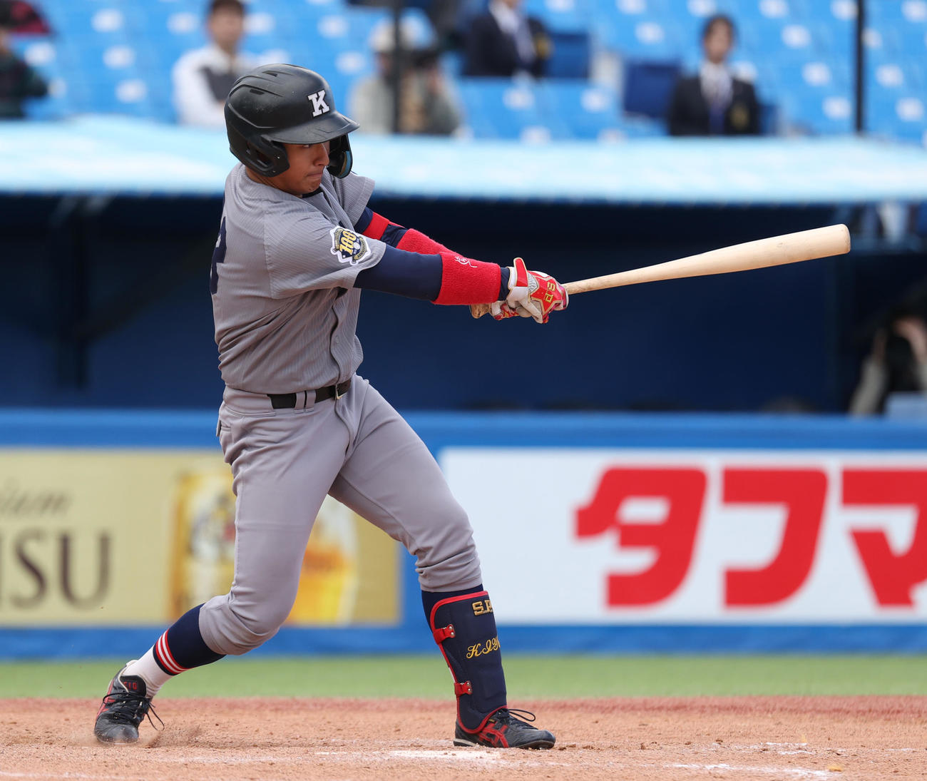 慶大対法大　9回表慶大1死、清原は遊ゴロに倒れる（撮影・柴田隆二）
