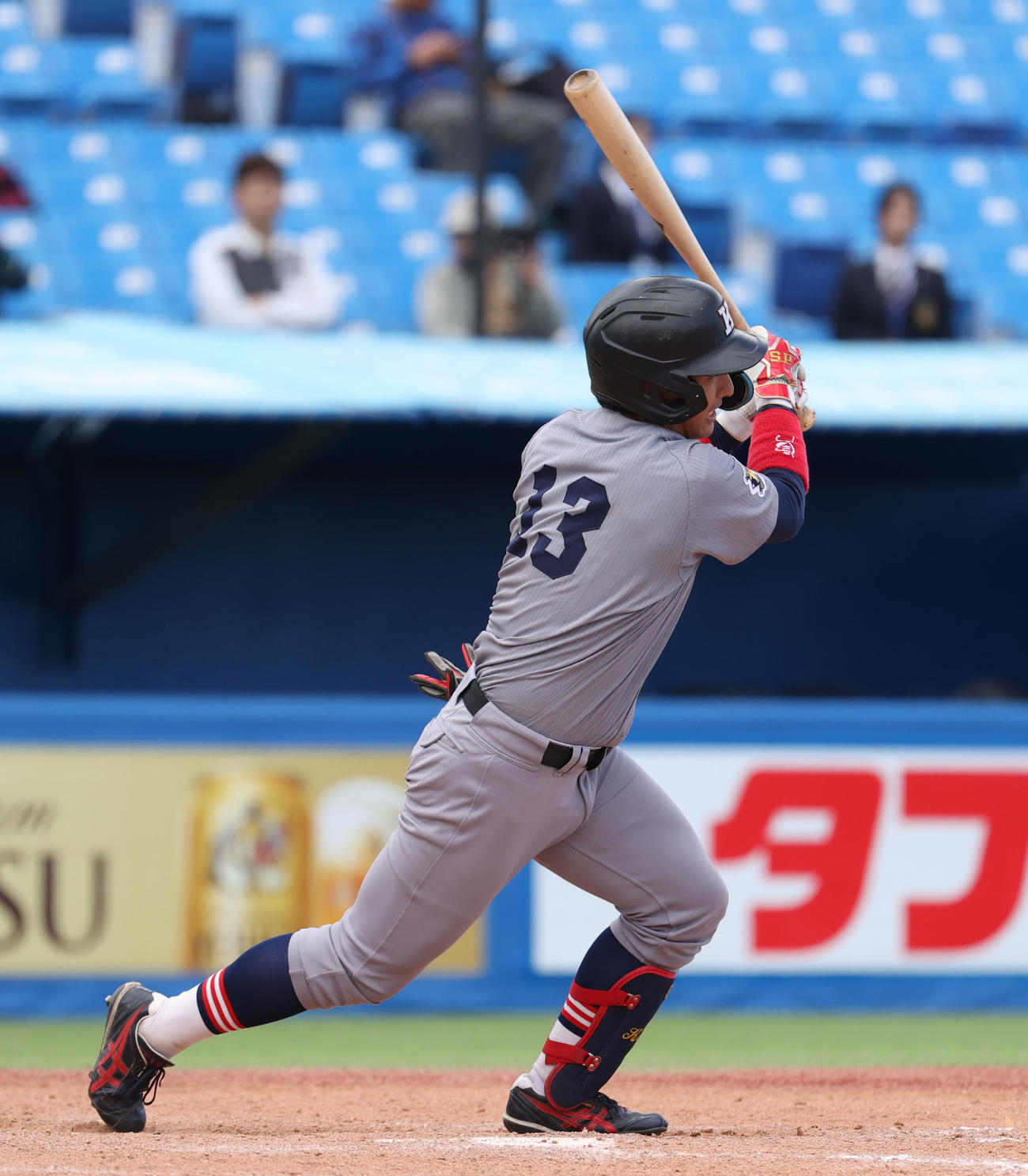 慶大対法大　9回表慶大1死、清原は遊ゴロに倒れる（撮影・柴田隆二）