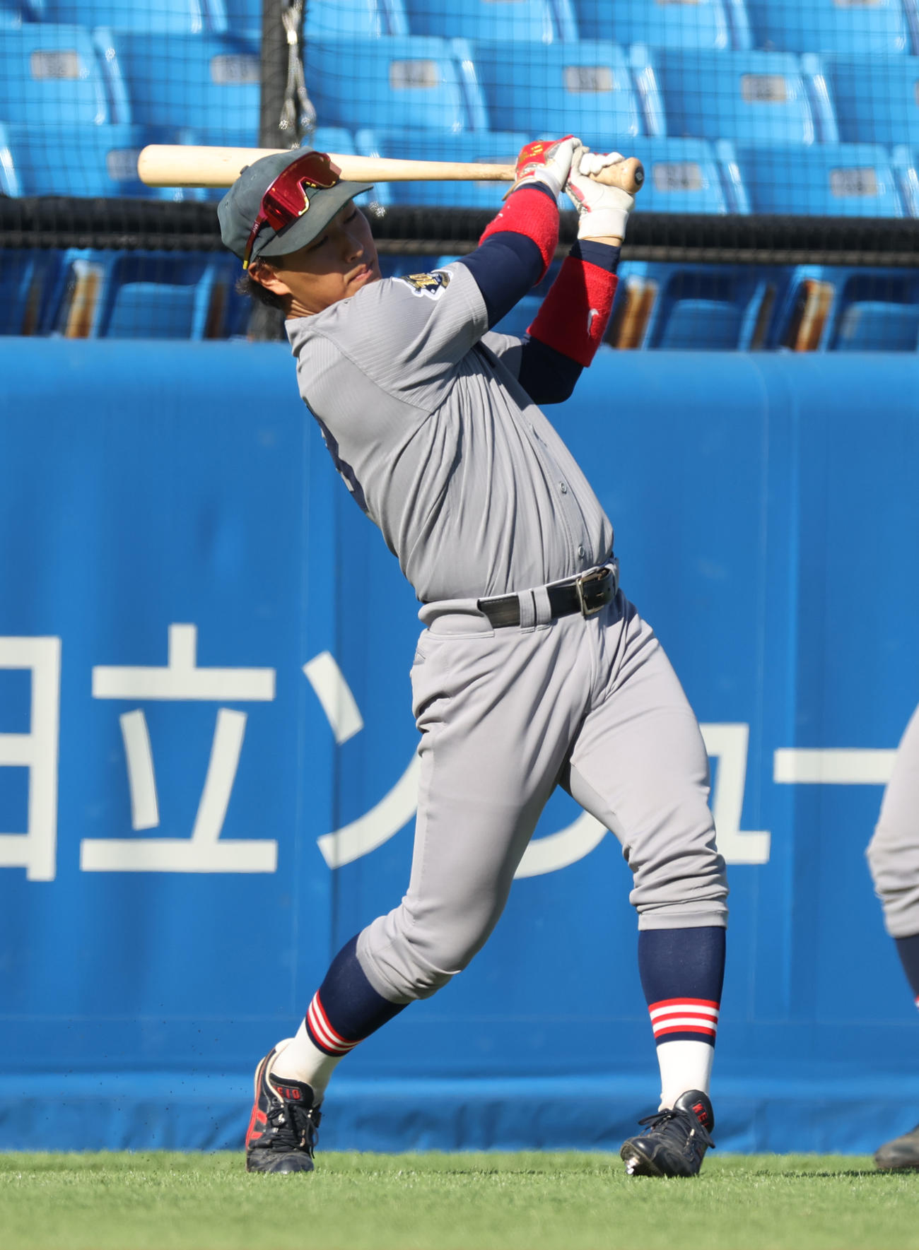 慶大対法大　試合前、素振りする慶大・清原内野手（撮影・柴田隆二）