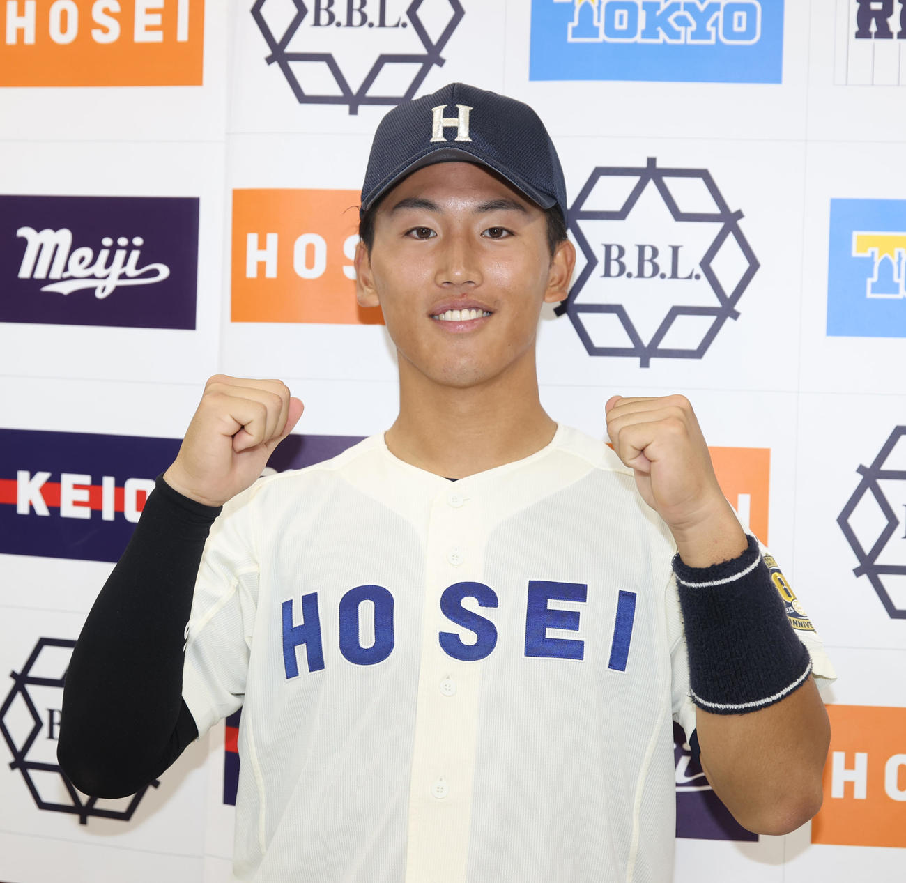 慶大対法大　本塁打を放った法大・山田はガッツポーズする（撮影・柴田隆二）