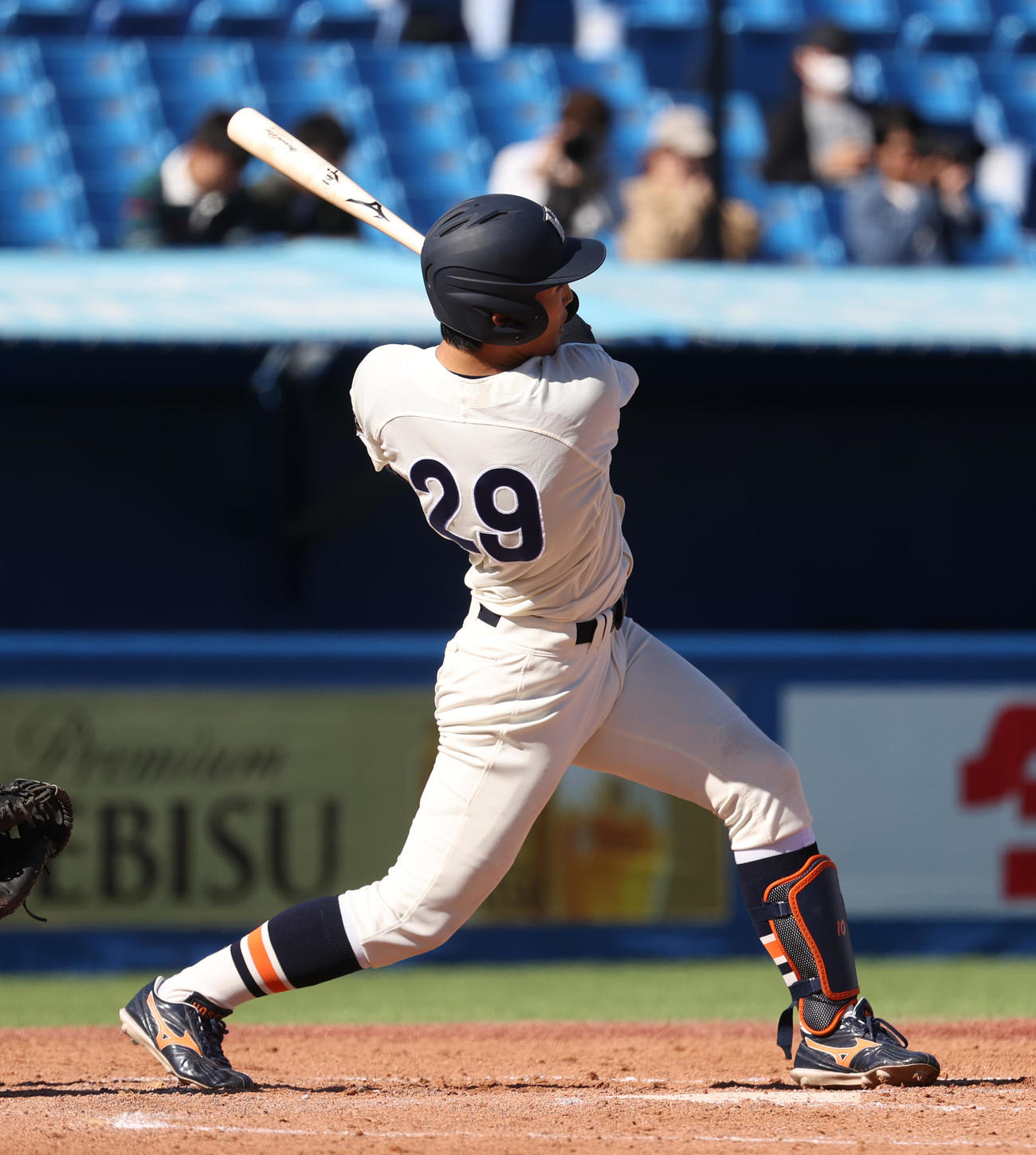 慶大対法大　3回裏法大2死、山田は左越えに本塁打を放つ（撮影・柴田隆二）